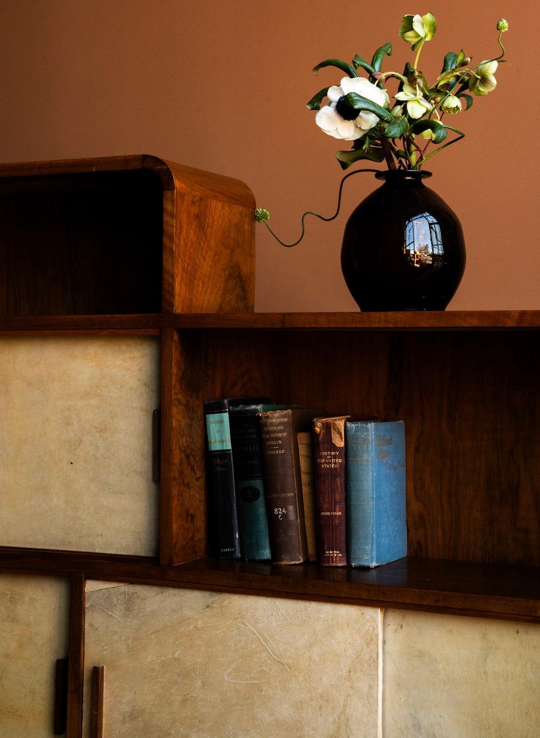 XX secolo Credenza angolare in pergamena Art Déco in vendita