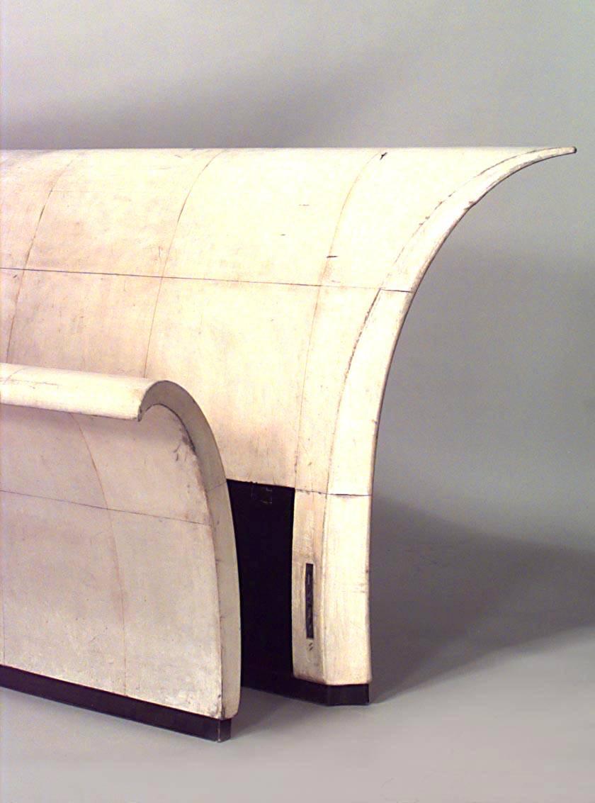 Französisches Art-Deco-Bett aus weißem Pergament mit Schlitten-Design (umfasst: Kopfteil, Fußteil, Geländer) (GUGLIELMO ULRICH zugeschrieben)
