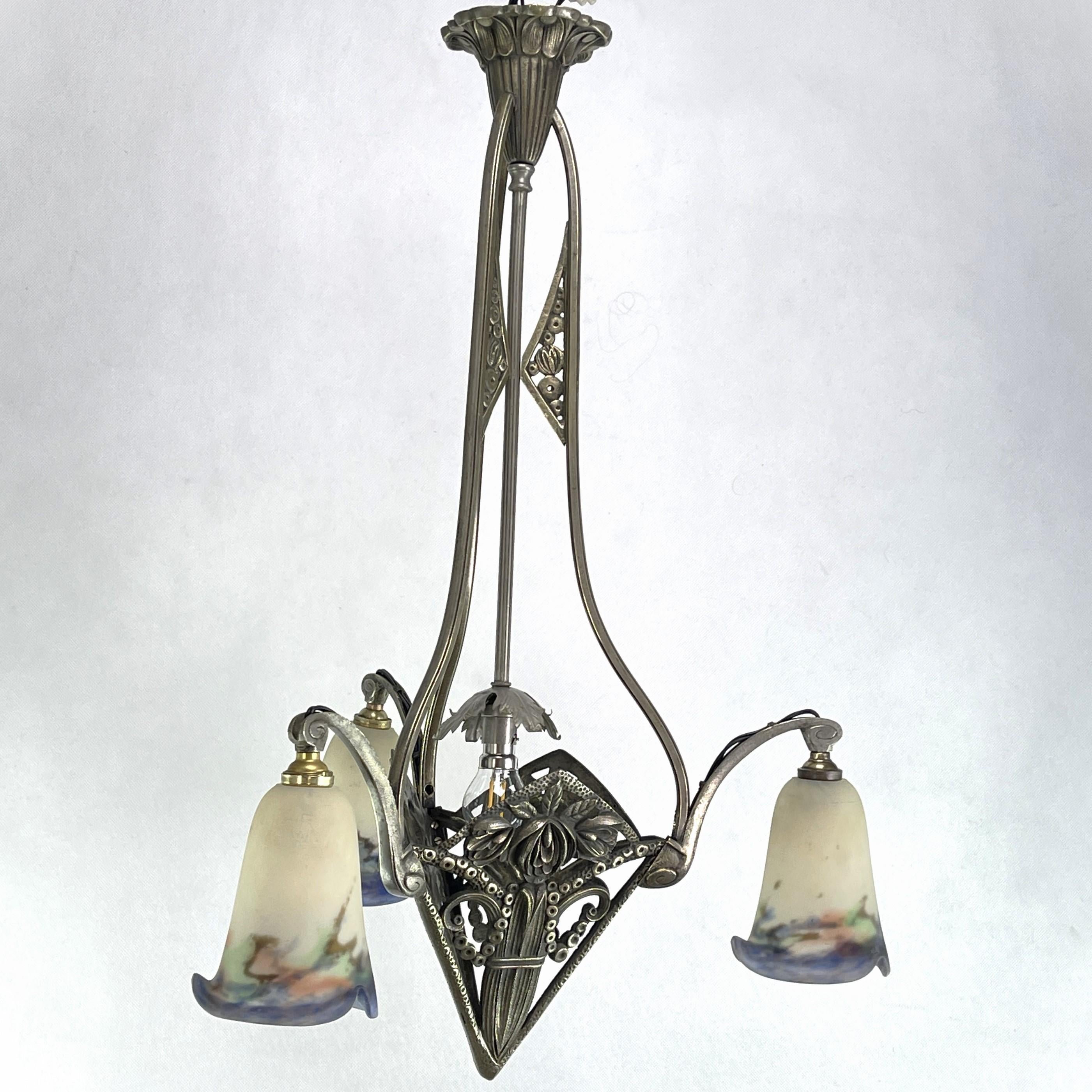 Art Deco chandelier by Muller Fréres - 1930s.

This original hanging lamp captivates with its clear Art Deco design. The heavy lamp is nickel plated. The coloured Pate de Verre glasses are signed and give a very pleasant light. This ceiling lamp