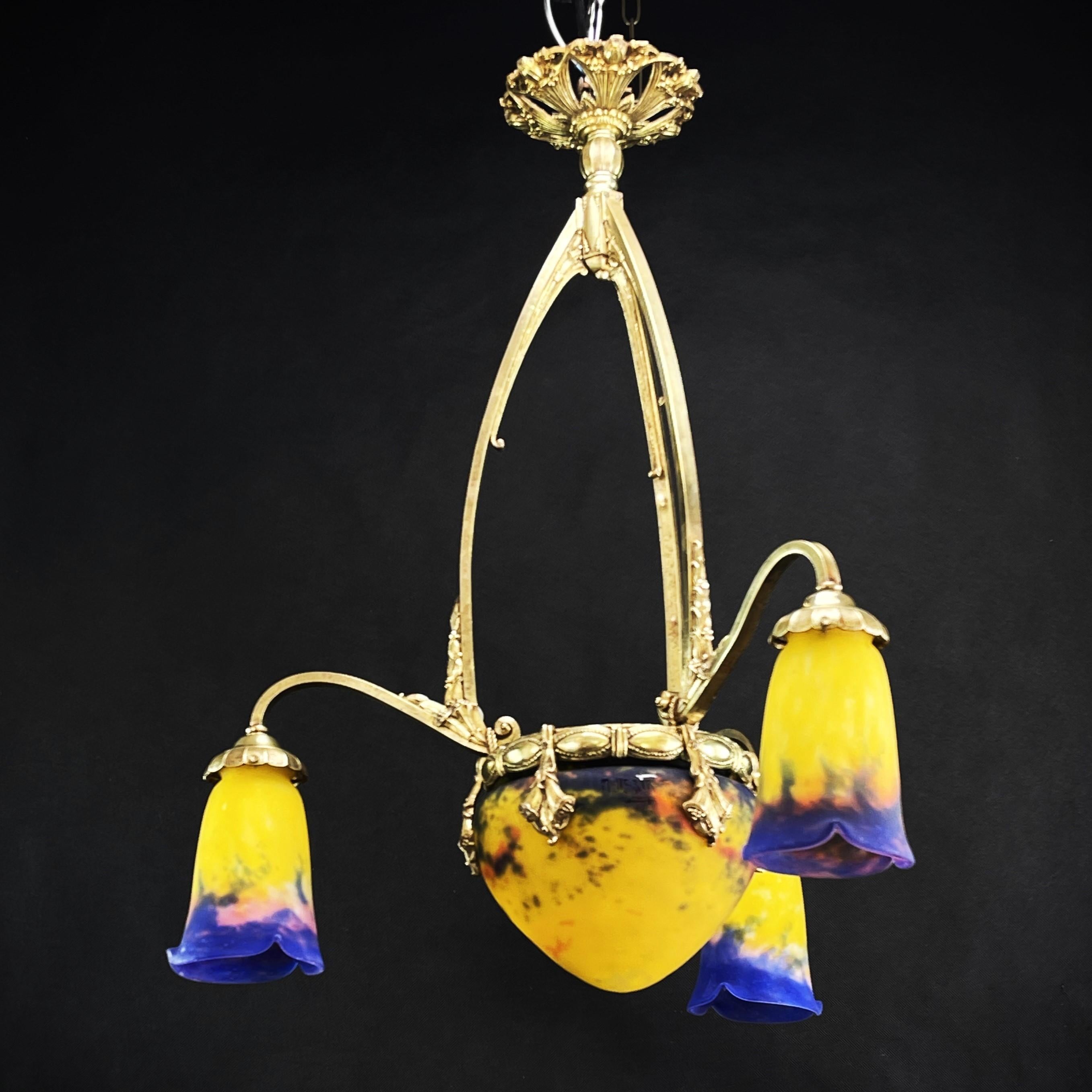 Art Deco Chandelier by Muller Fréres - 1930s

ART DECO ceiling lamp is a remarkable example of craftsmanship and style of the early 20th century. The signature 