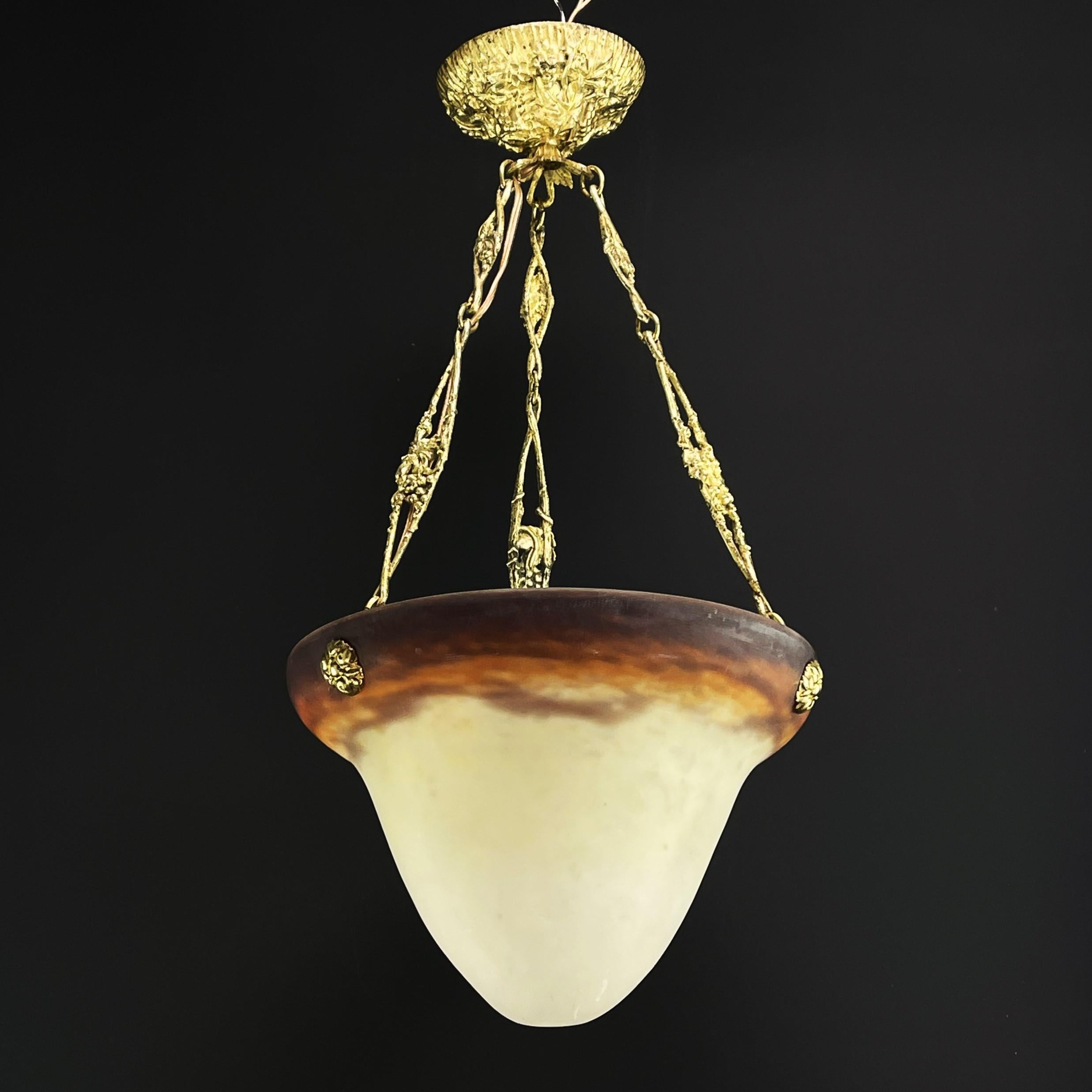 Art-Déco-Kronleuchter by Muller Freres Luneville

The ART DECO ceiling lamp is a remarkable example of the craftsmanship and style of the early 20th century. 

The signature 