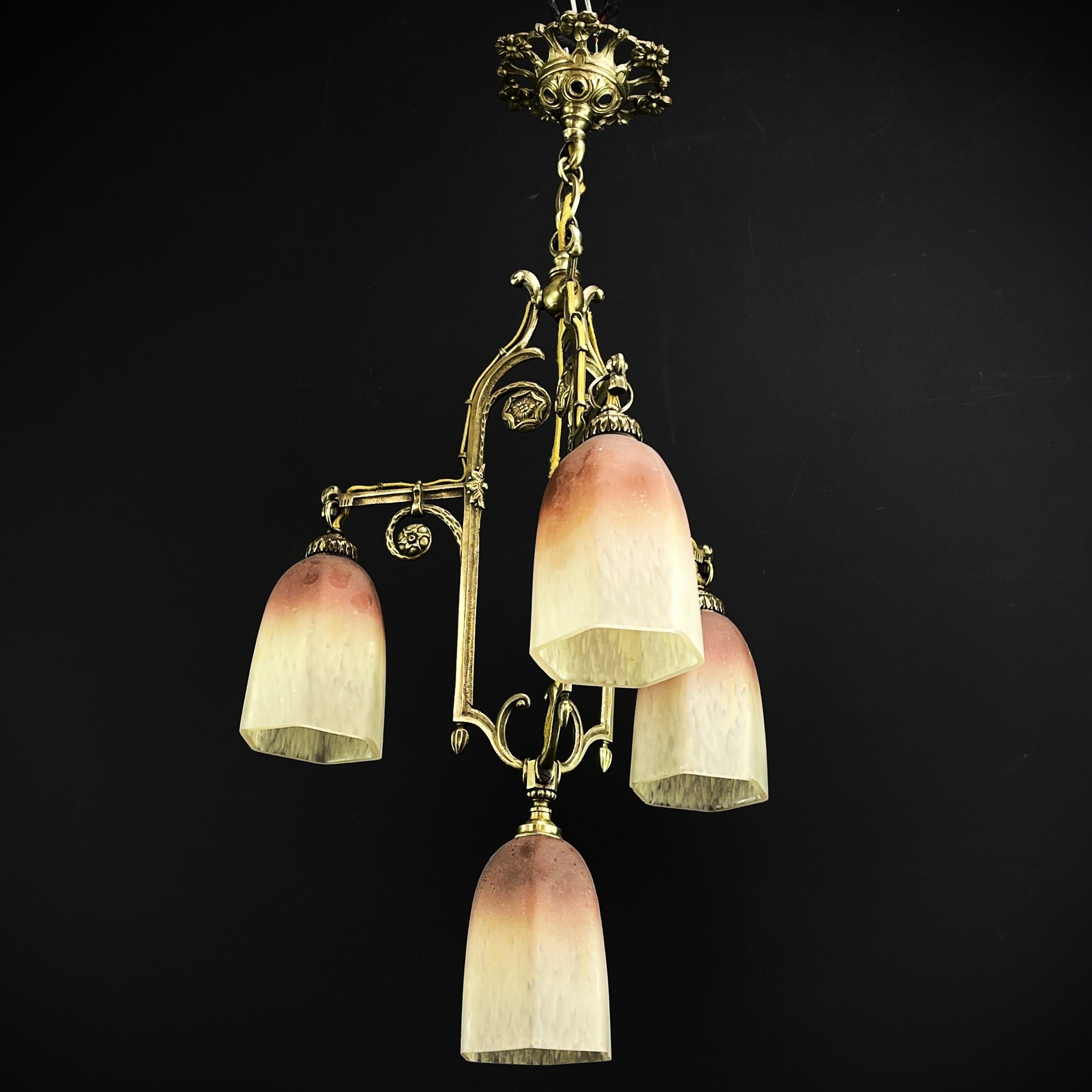 ART DECO Pate de Verre, lampada da soffitto in bronzo, anni '30

La lampada da soffitto ART DECO è un notevole esempio dell'artigianato e dello stile dell'inizio del XX secolo. La lampada da soffitto è un simbolo di eccezionale maestria e