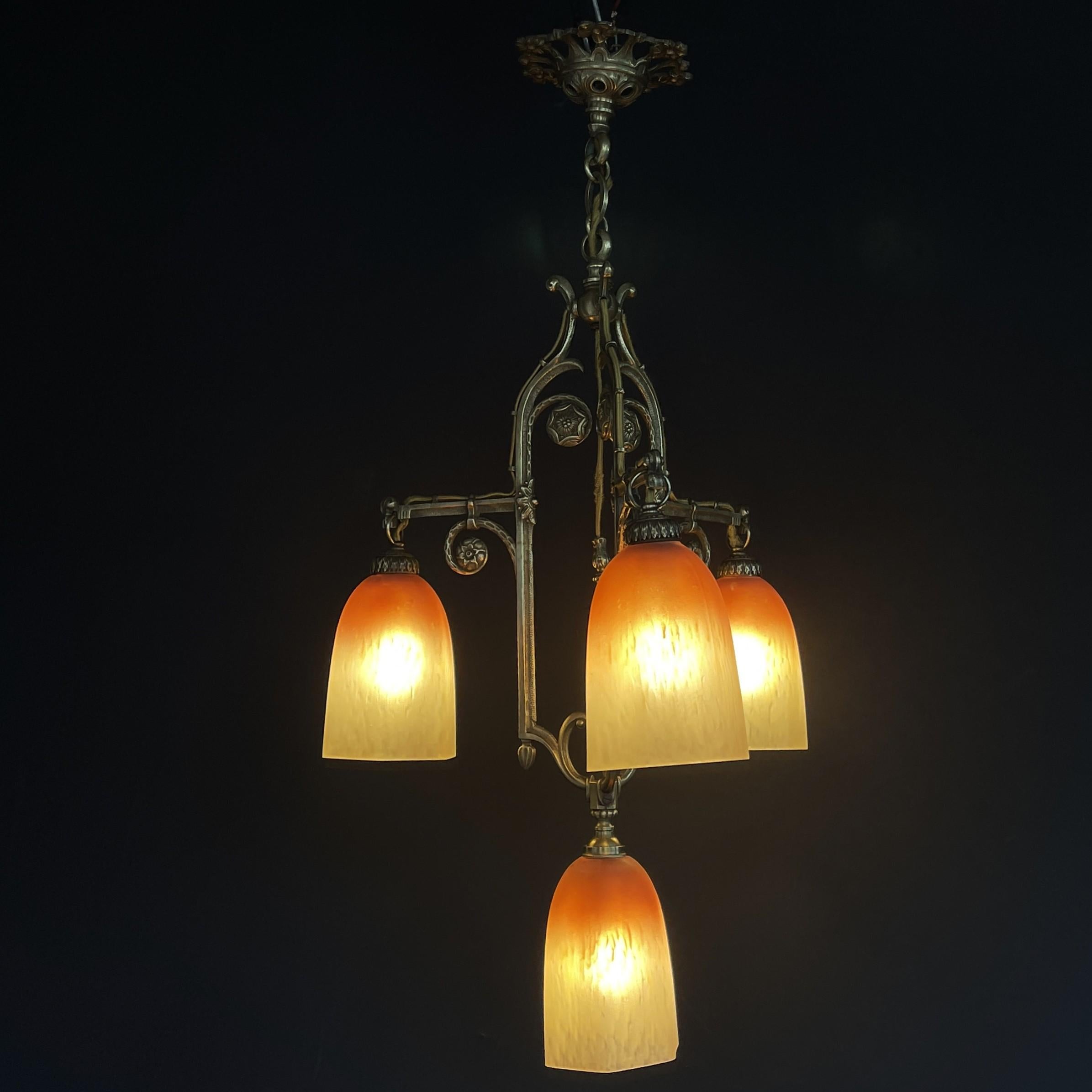 XX secolo ART DECO Pate de Verre lampada a sospensione lampada da soffitto bronzo anni '30 in vendita
