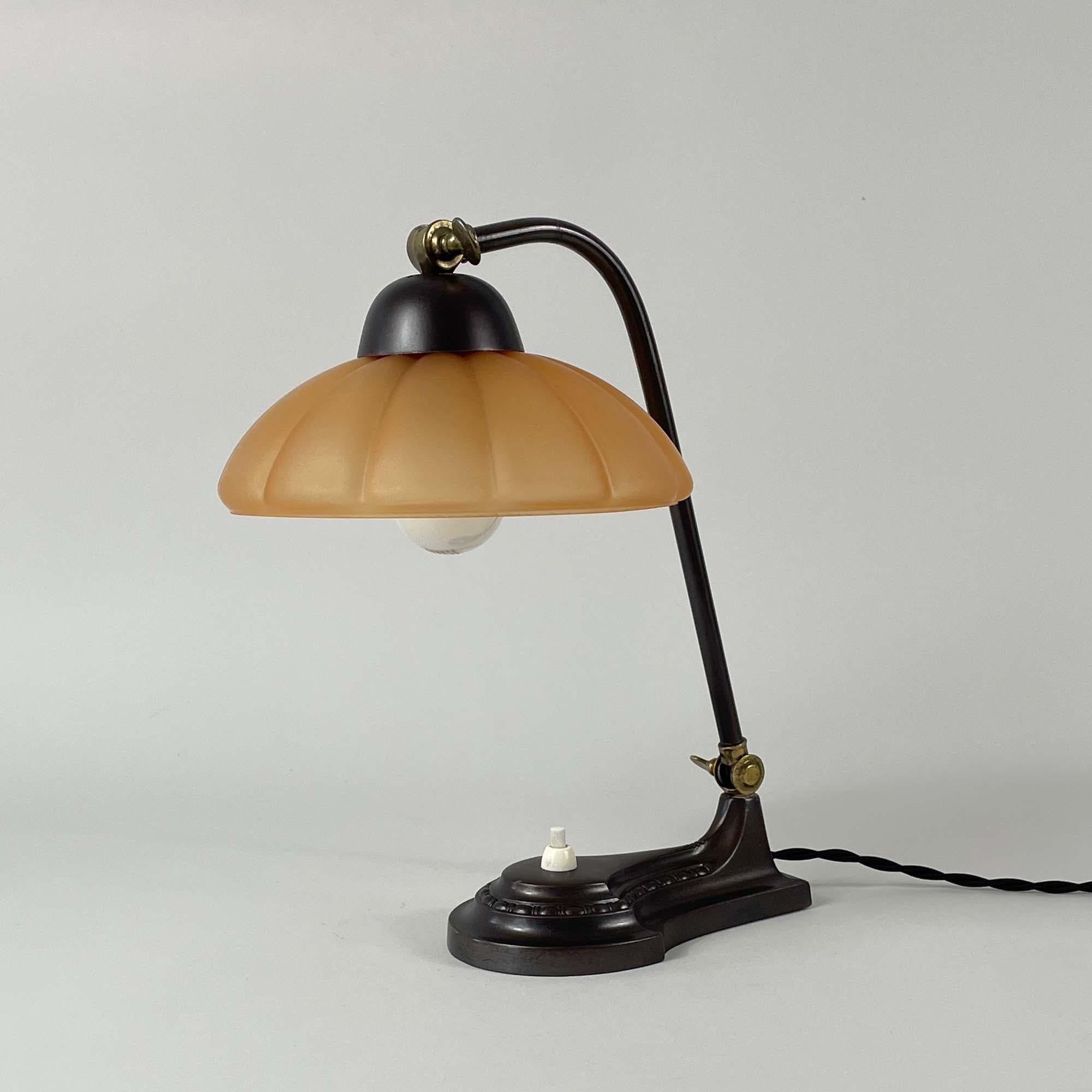 Art Deco Patinated Brass & Havanna Glass Table Lamp, Sweden 1930s In Good Condition In NUEMBRECHT, NRW