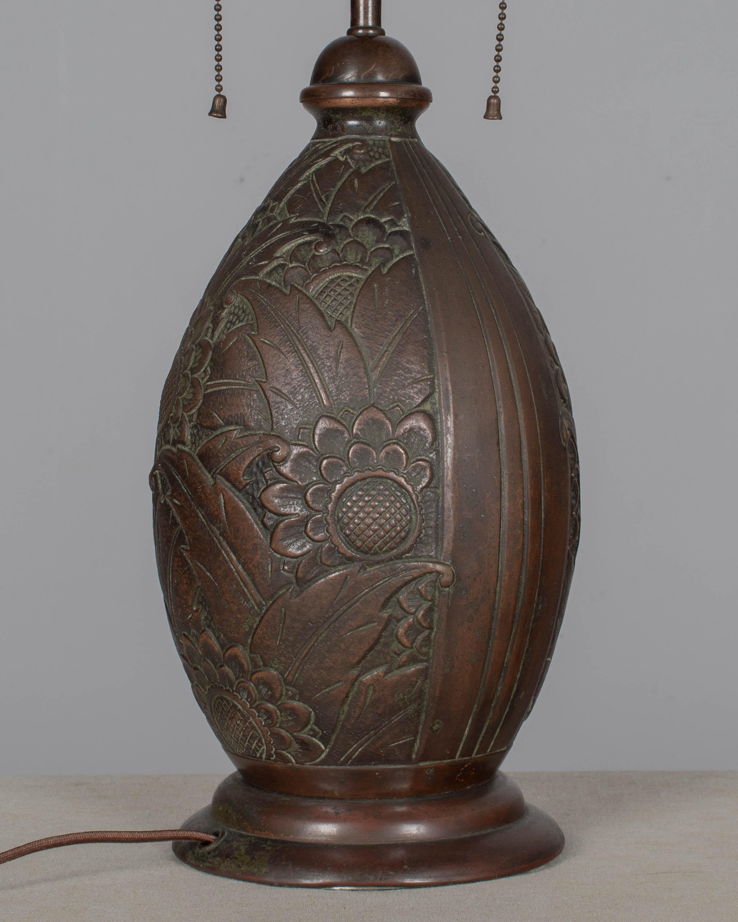 Lámpara Art Déco de latón patinado en venta 3