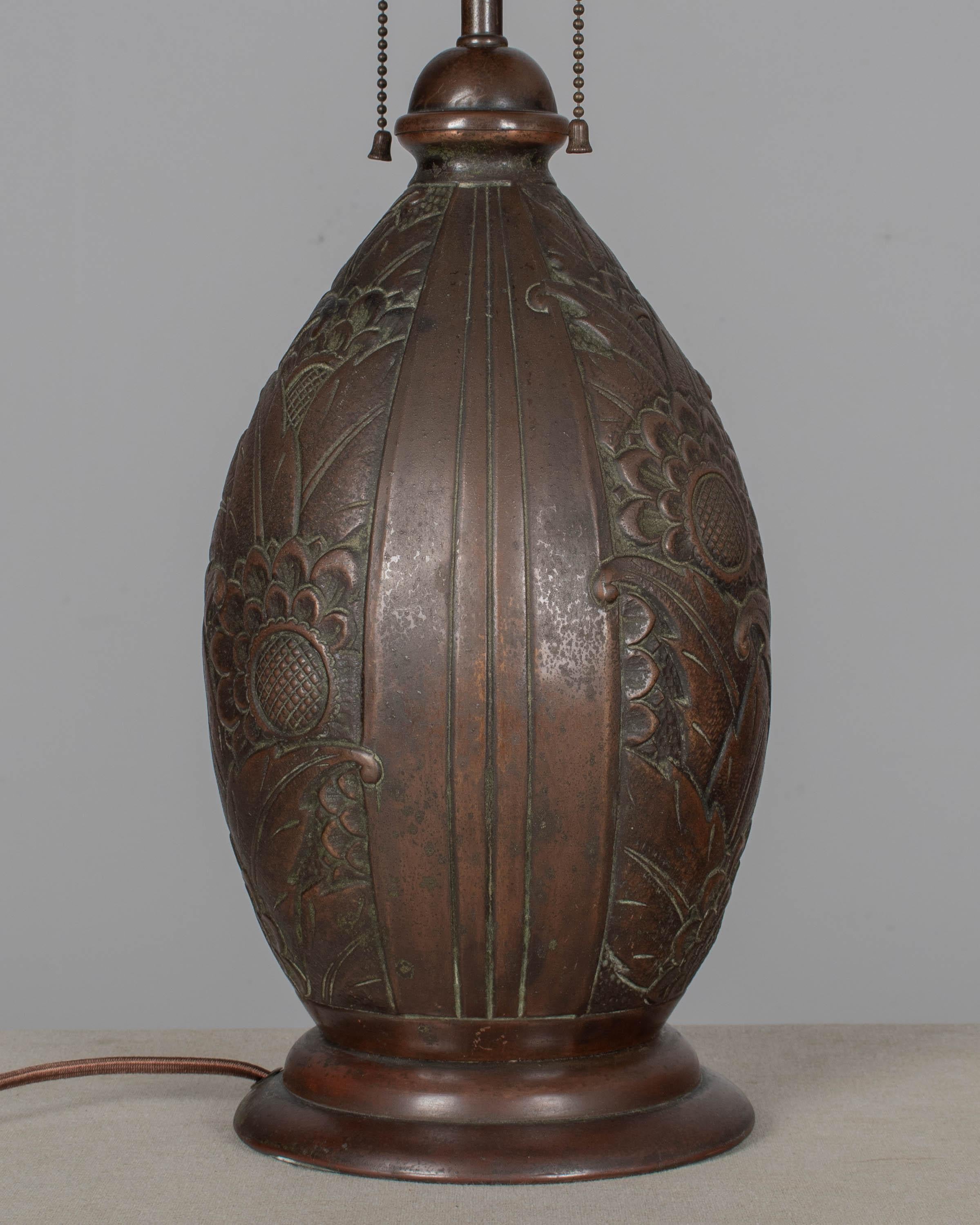 Lámpara Art Déco de latón patinado en venta 4