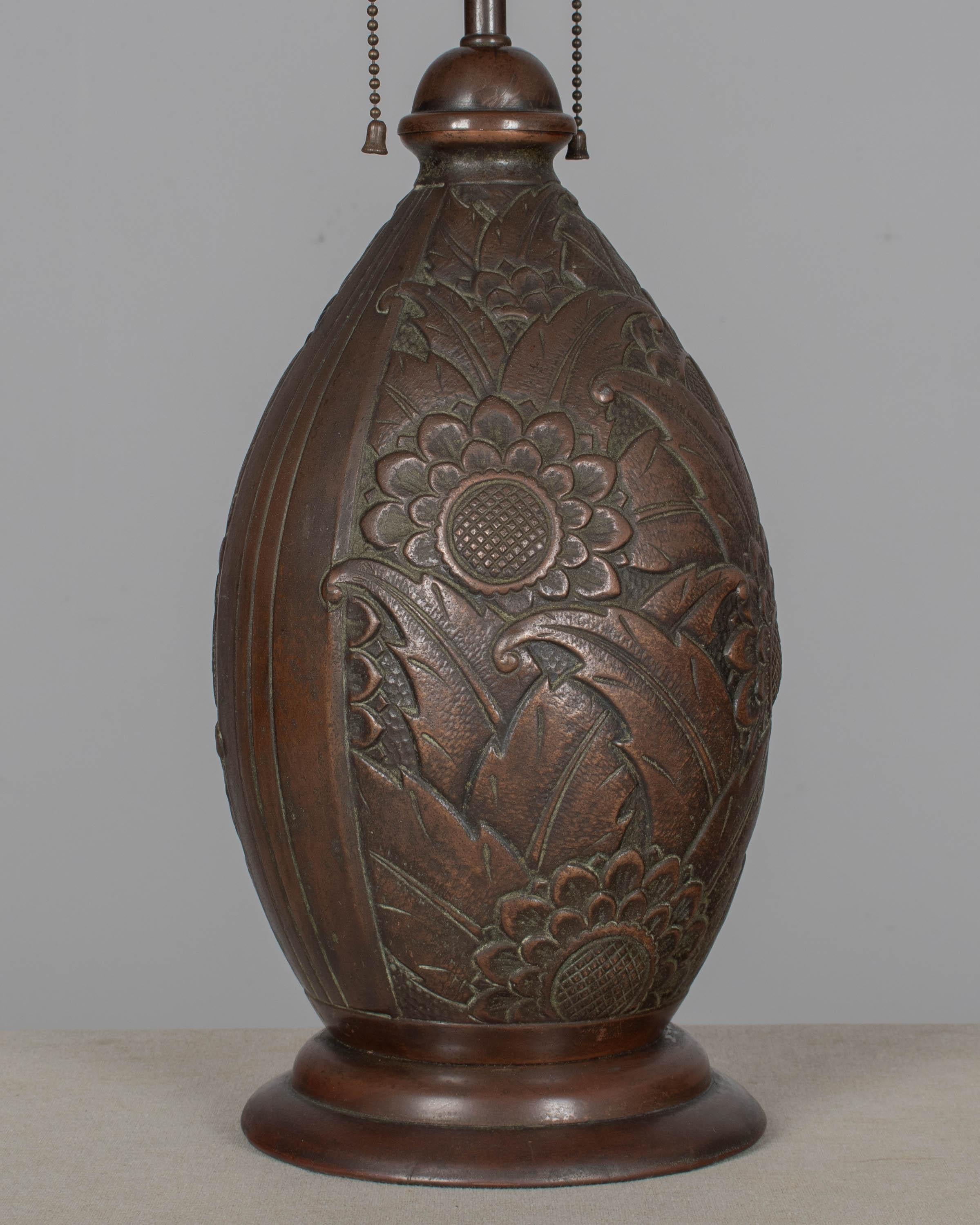 Lámpara Art Déco de latón patinado en venta 5