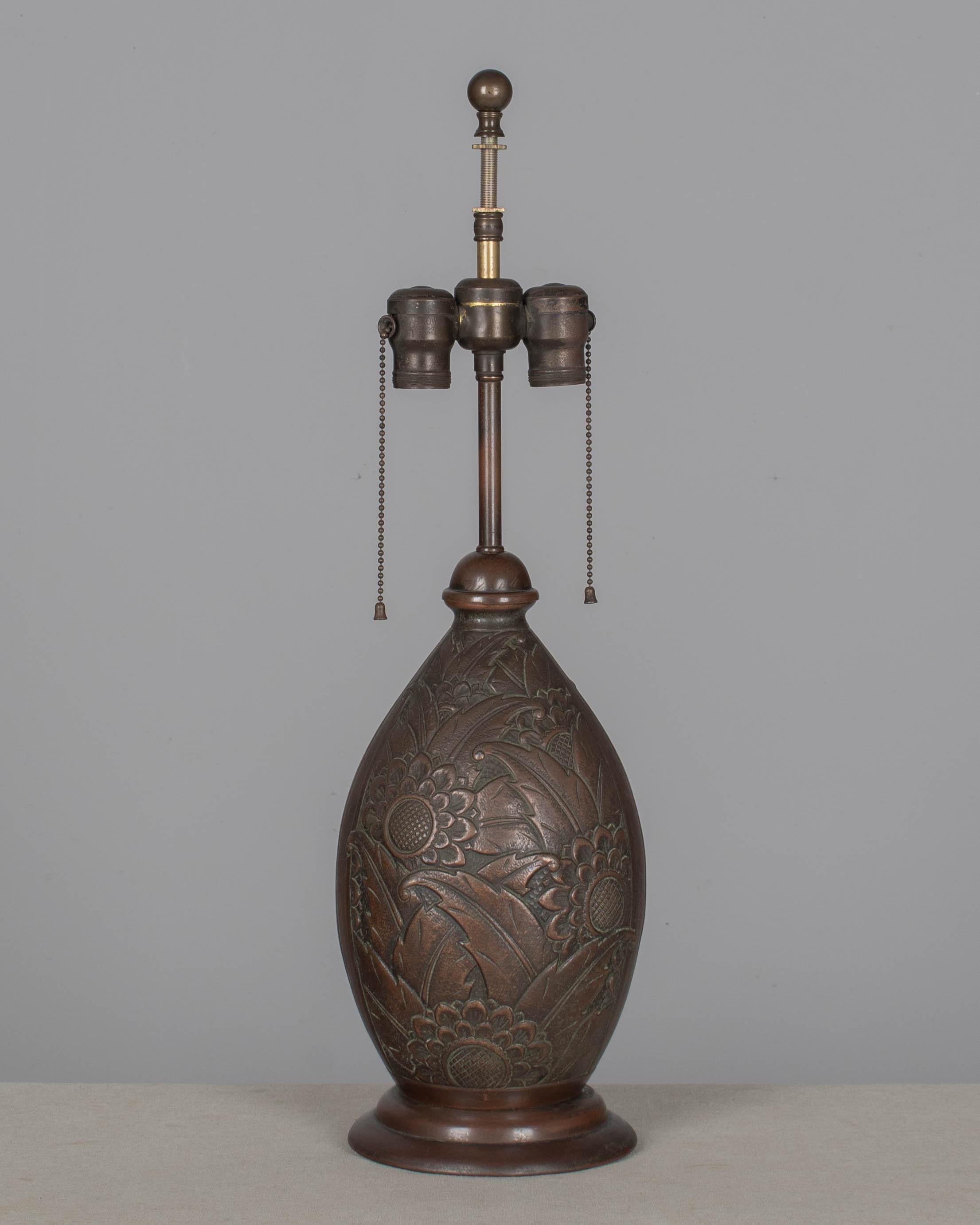 Lámpara Art Déco de latón patinado Art Decó en venta