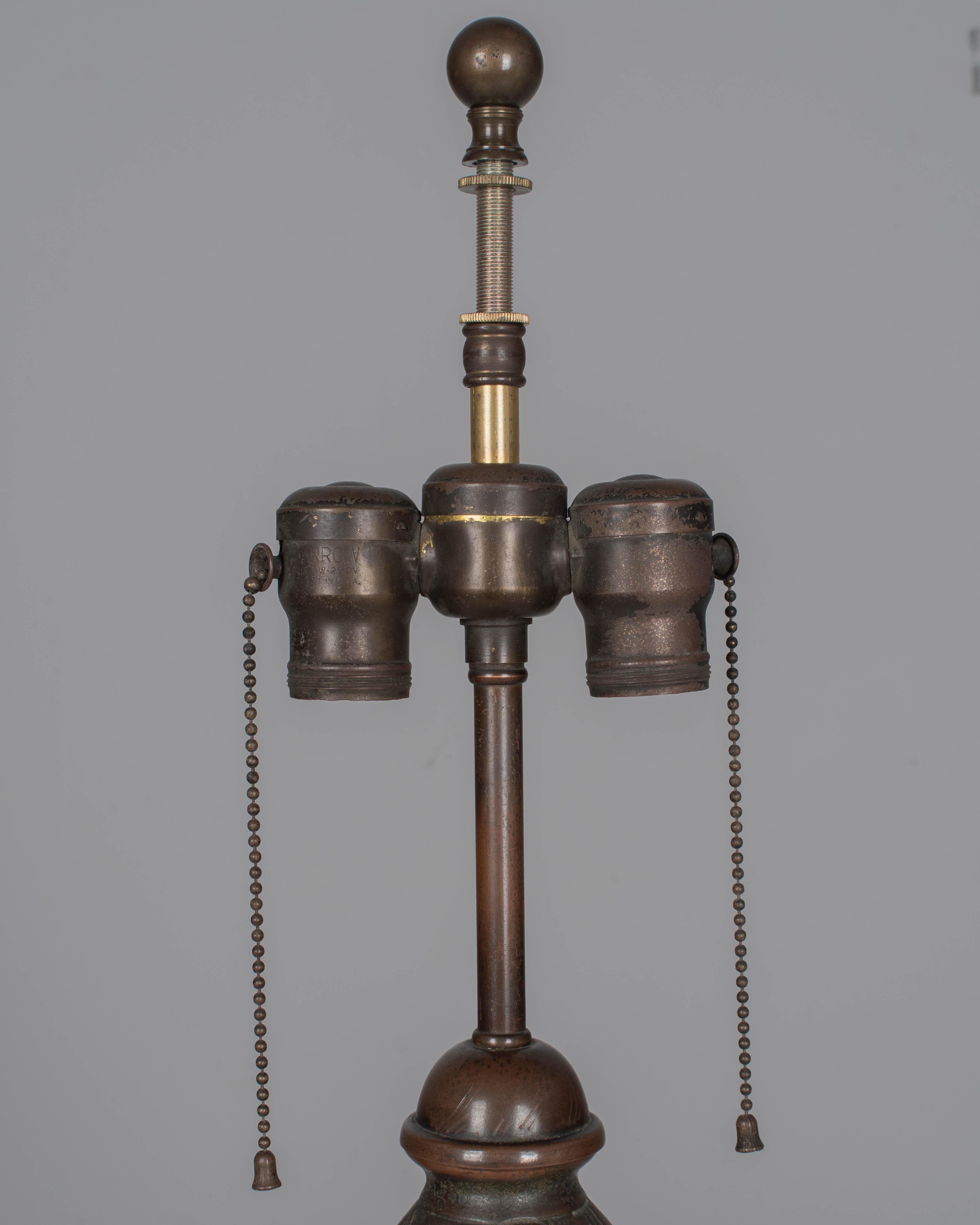 Lámpara Art Déco de latón patinado Estadounidense en venta