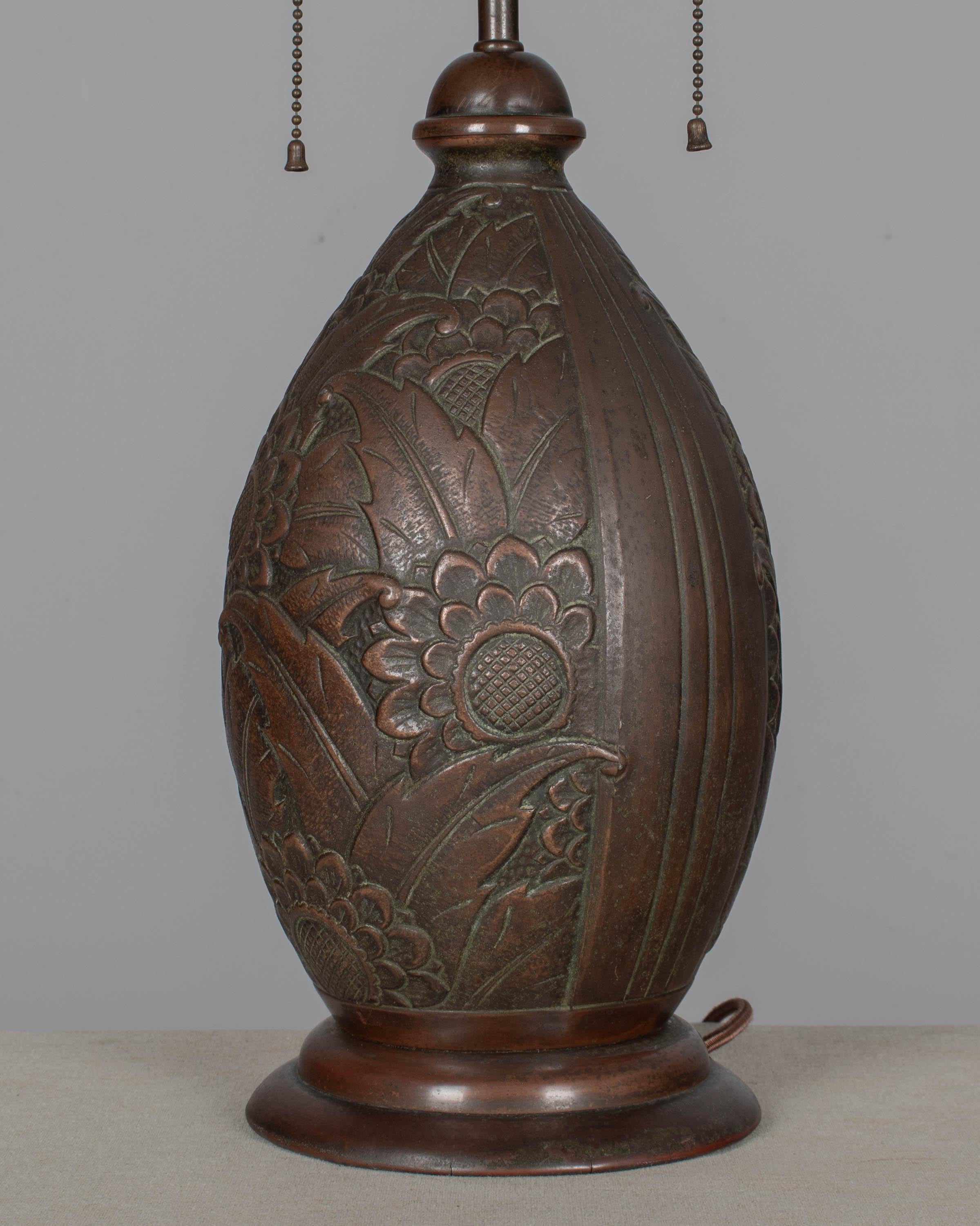 Lámpara Art Déco de latón patinado siglo XX en venta