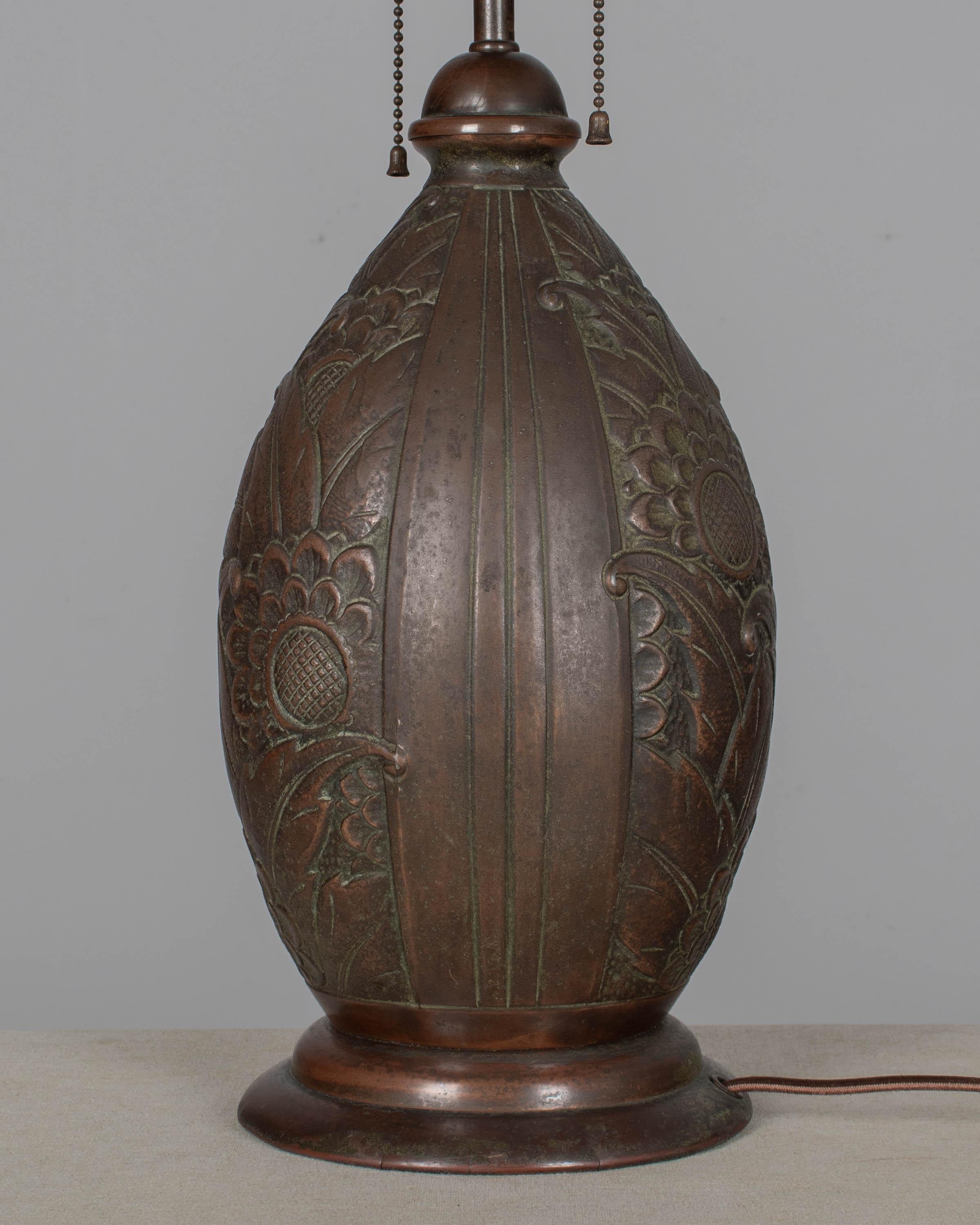 Lámpara Art Déco de latón patinado Latón en venta