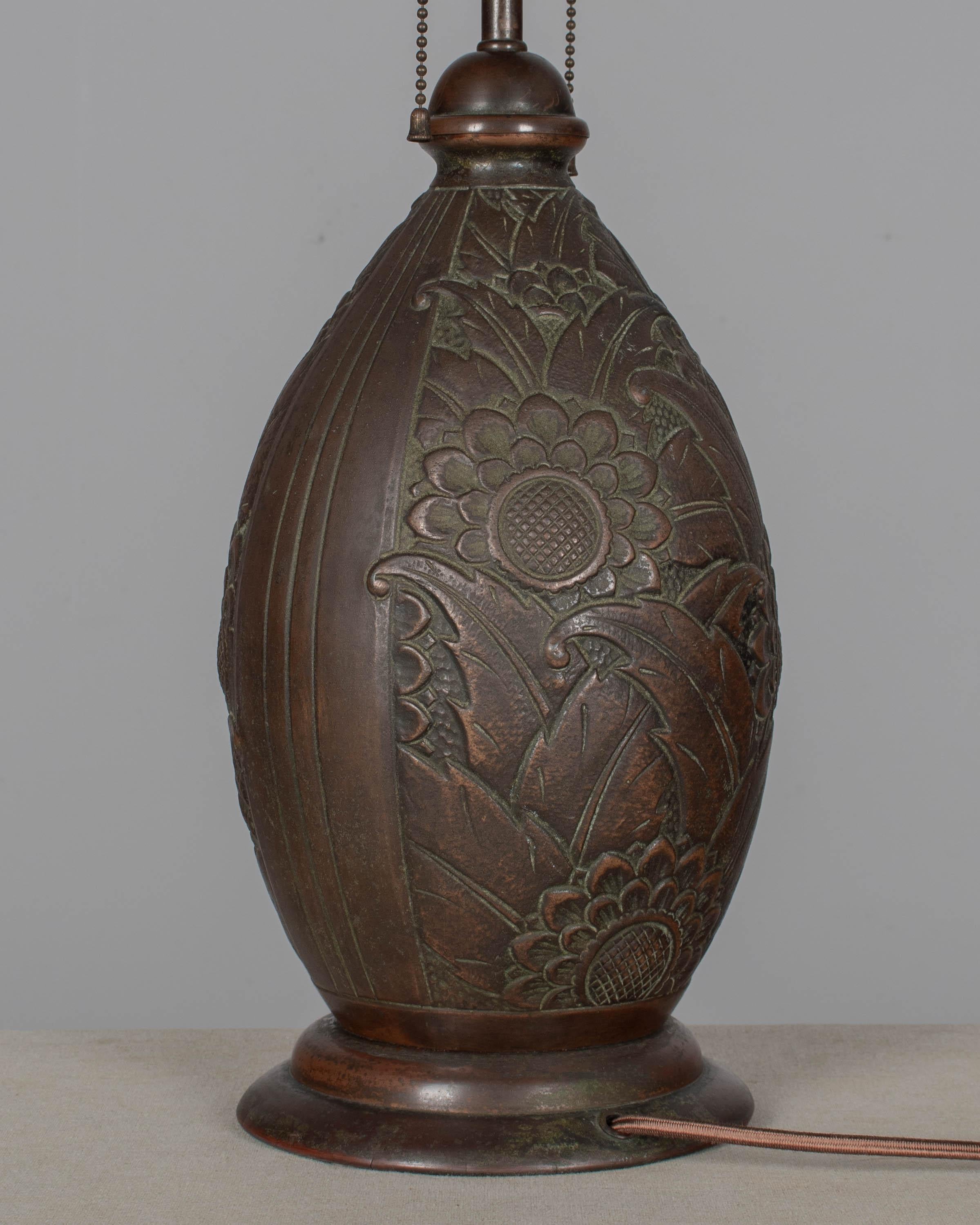 Lámpara Art Déco de latón patinado en venta 1