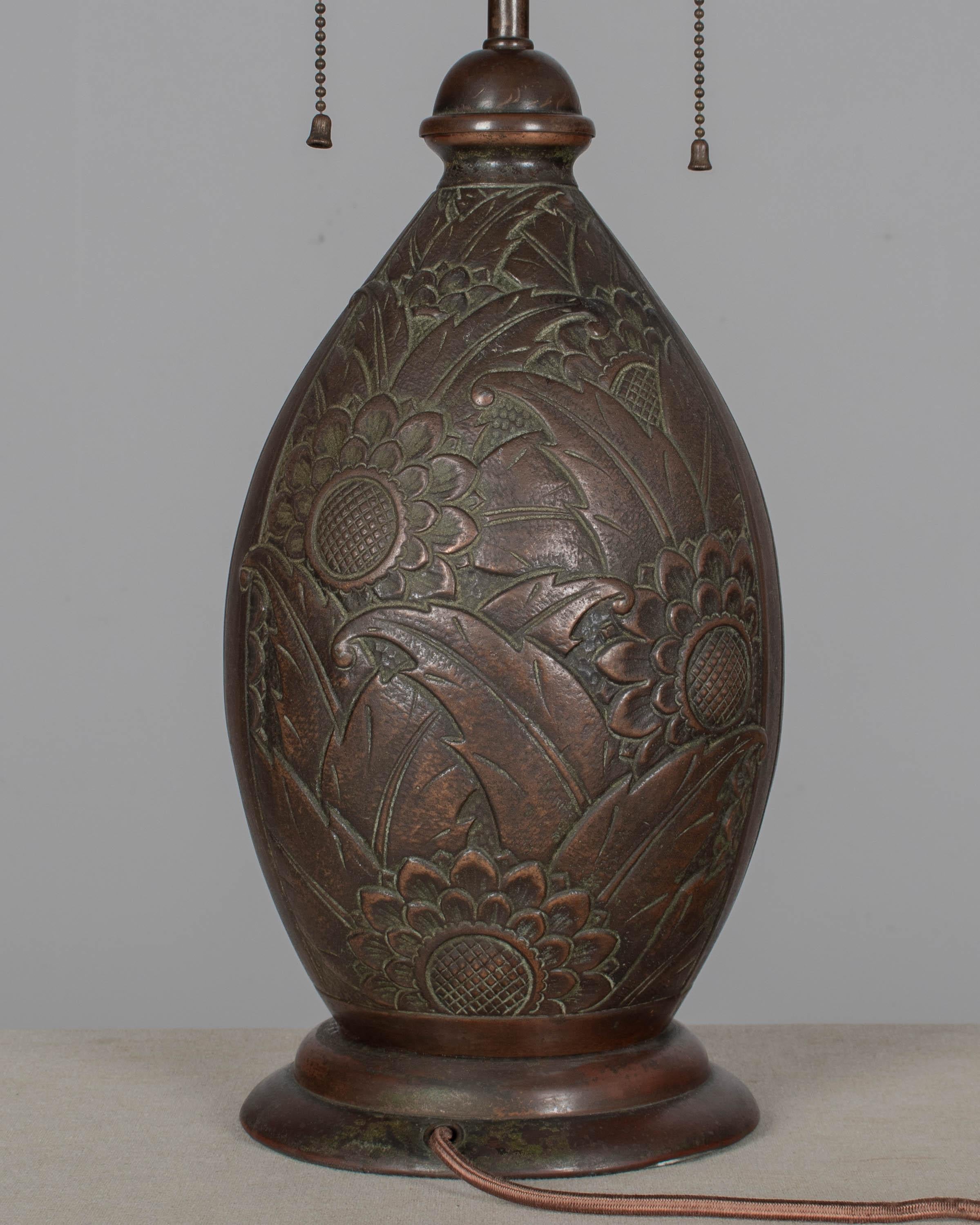 Lámpara Art Déco de latón patinado en venta 2