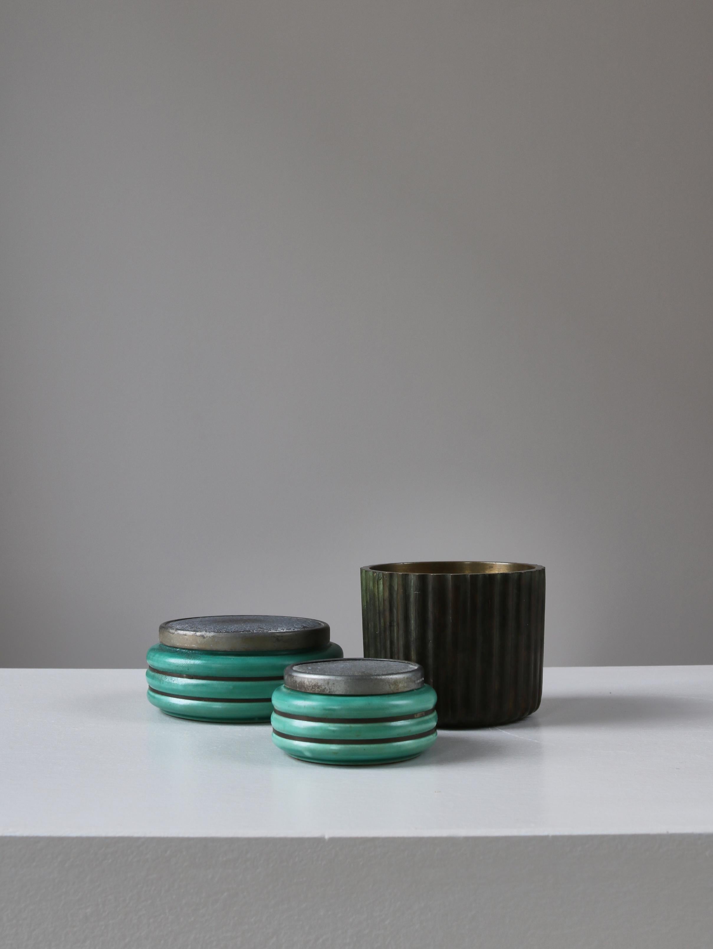 Splendido vaso o barattolo con coperchio in bronzo patinato Art Déco realizzato in Danimarca negli anni '30. Ottima qualità. Può essere utilizzato con o senza il coperchio originale. Timbro 