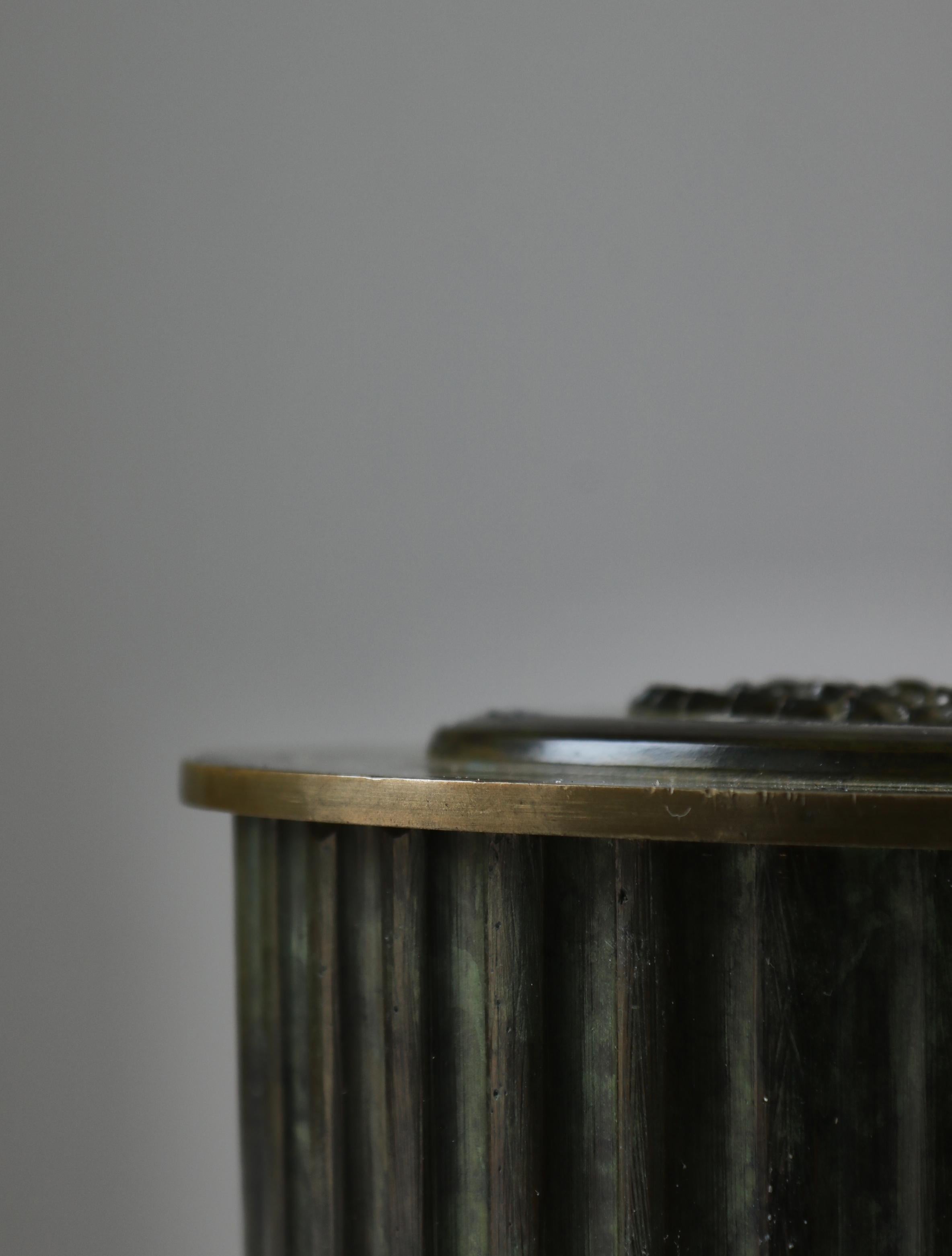 Vaso scanalato in bronzo patinato Art Deco / Vaso con coperchio, Danimarca, anni '30 in vendita 1