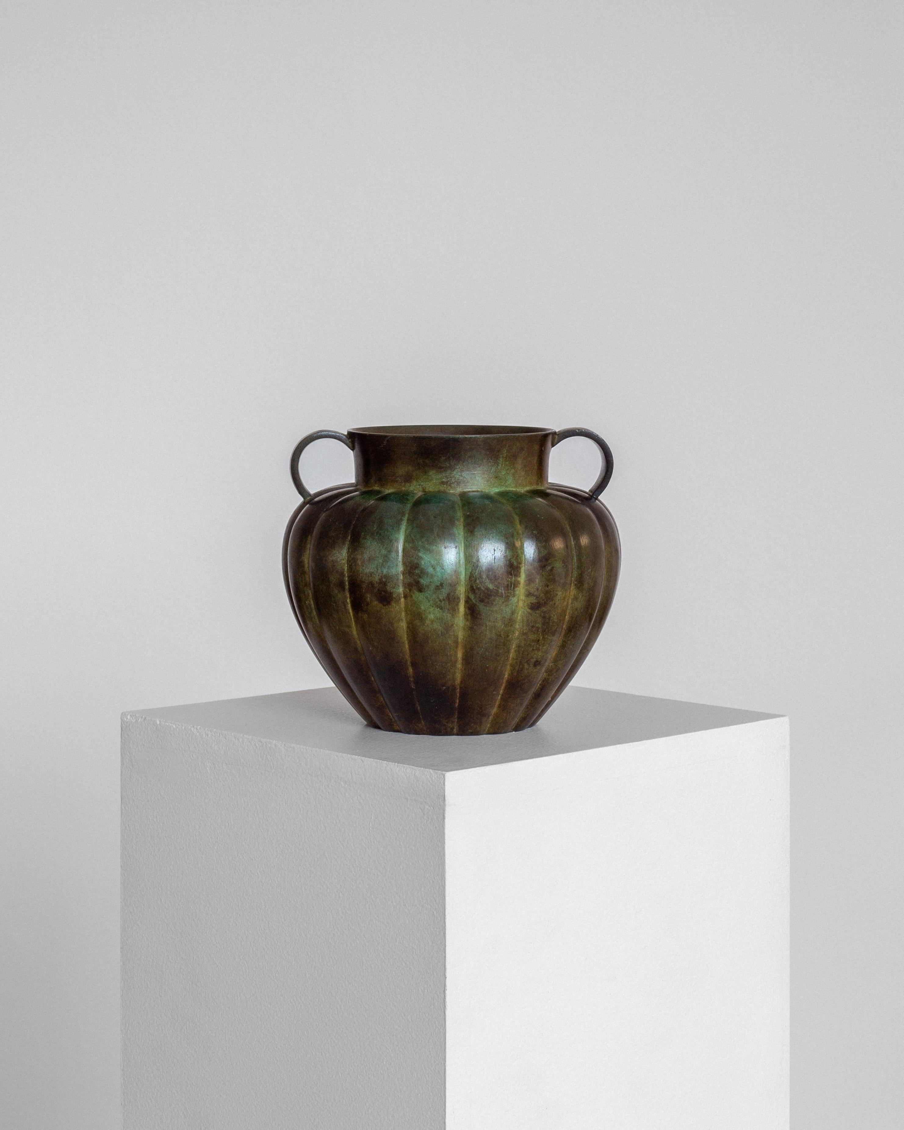 Vase à deux anses en bronze de GAB (Guldsmedsaktiebolaget), Suède, fabriqué dans les années 1930. La forme cannelée de l'Amphora montre comment les designers suédois ont réinterprété les formes classiques à travers le prisme de l'Art déco : des