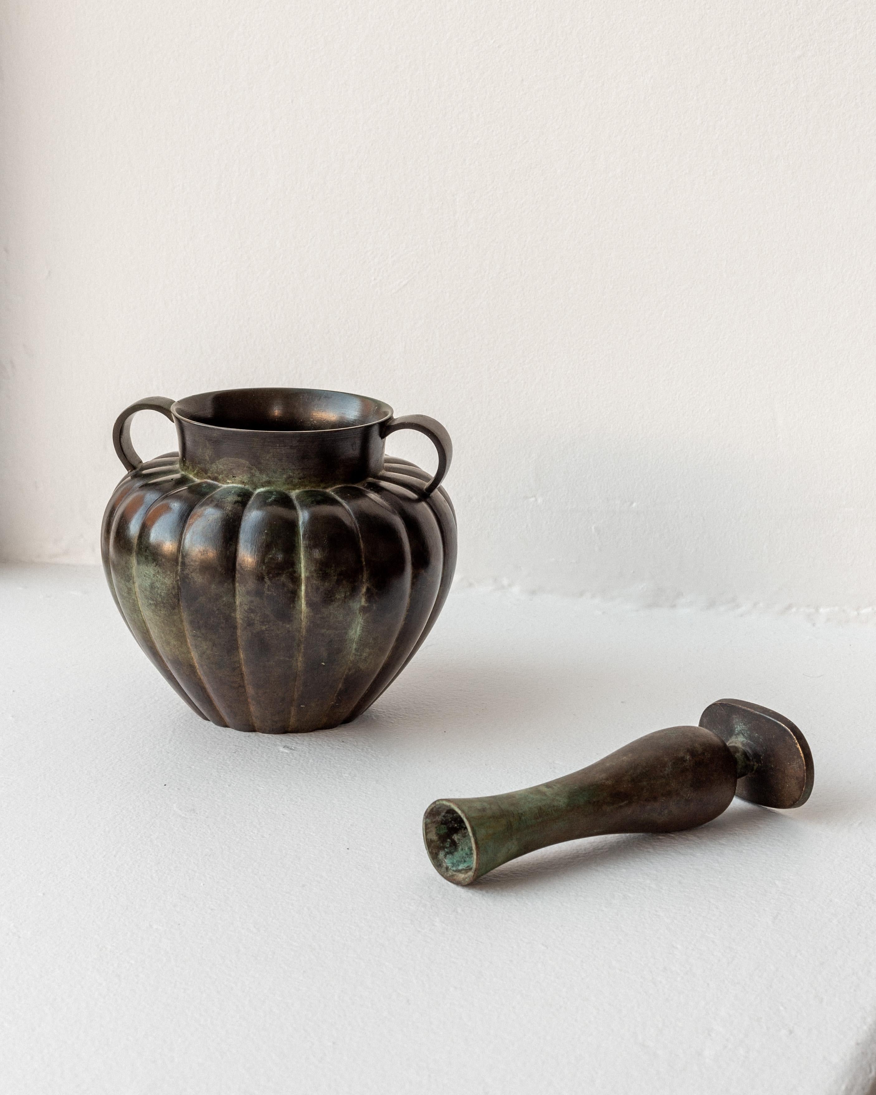 Patiné Vase Amphora Art Déco en bronze patiné par GAB, époque suédoise, années 1930 en vente