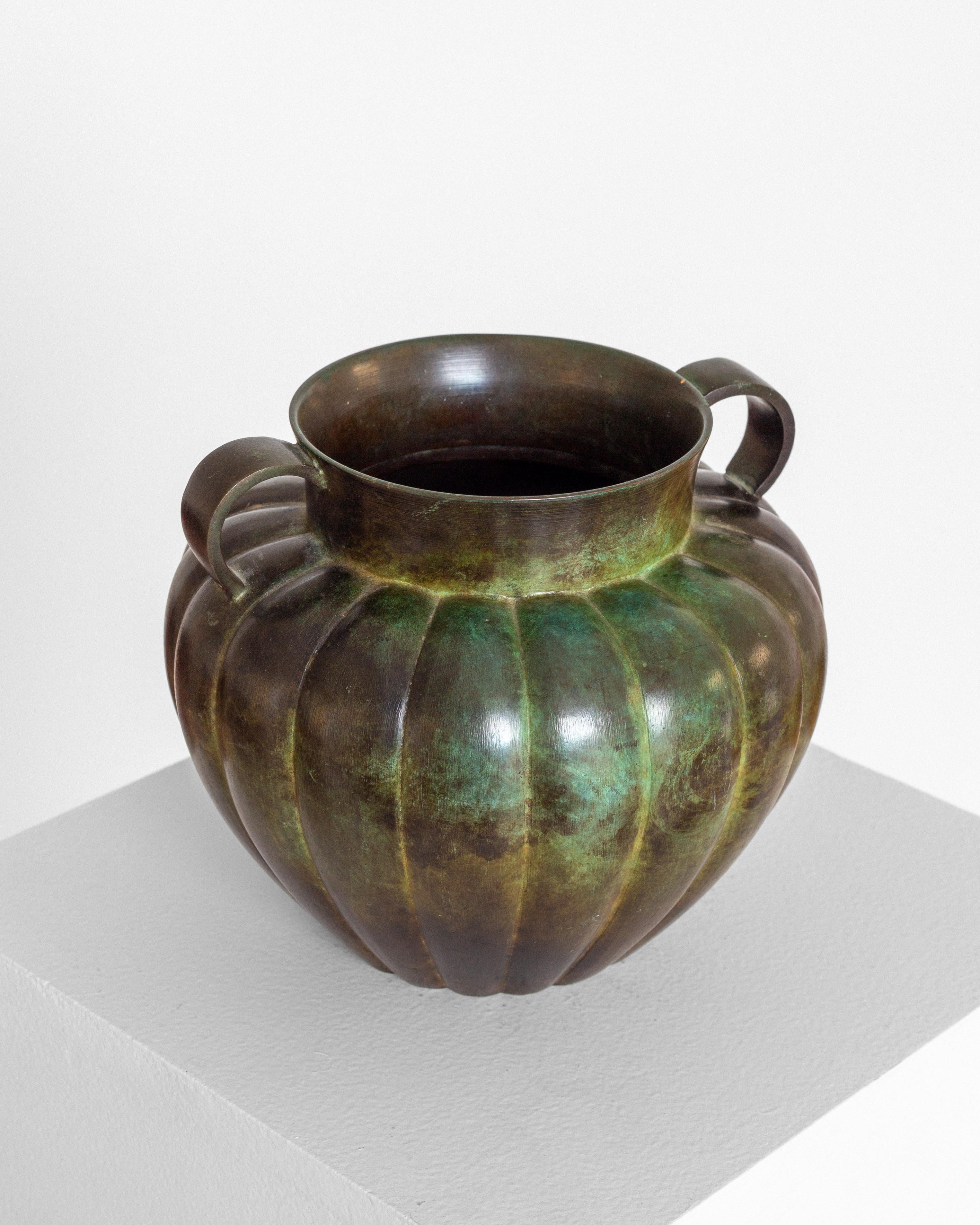 Vase Amphora Art Déco en bronze patiné par GAB, époque suédoise, années 1930 Bon état - En vente à Stockholm, SE