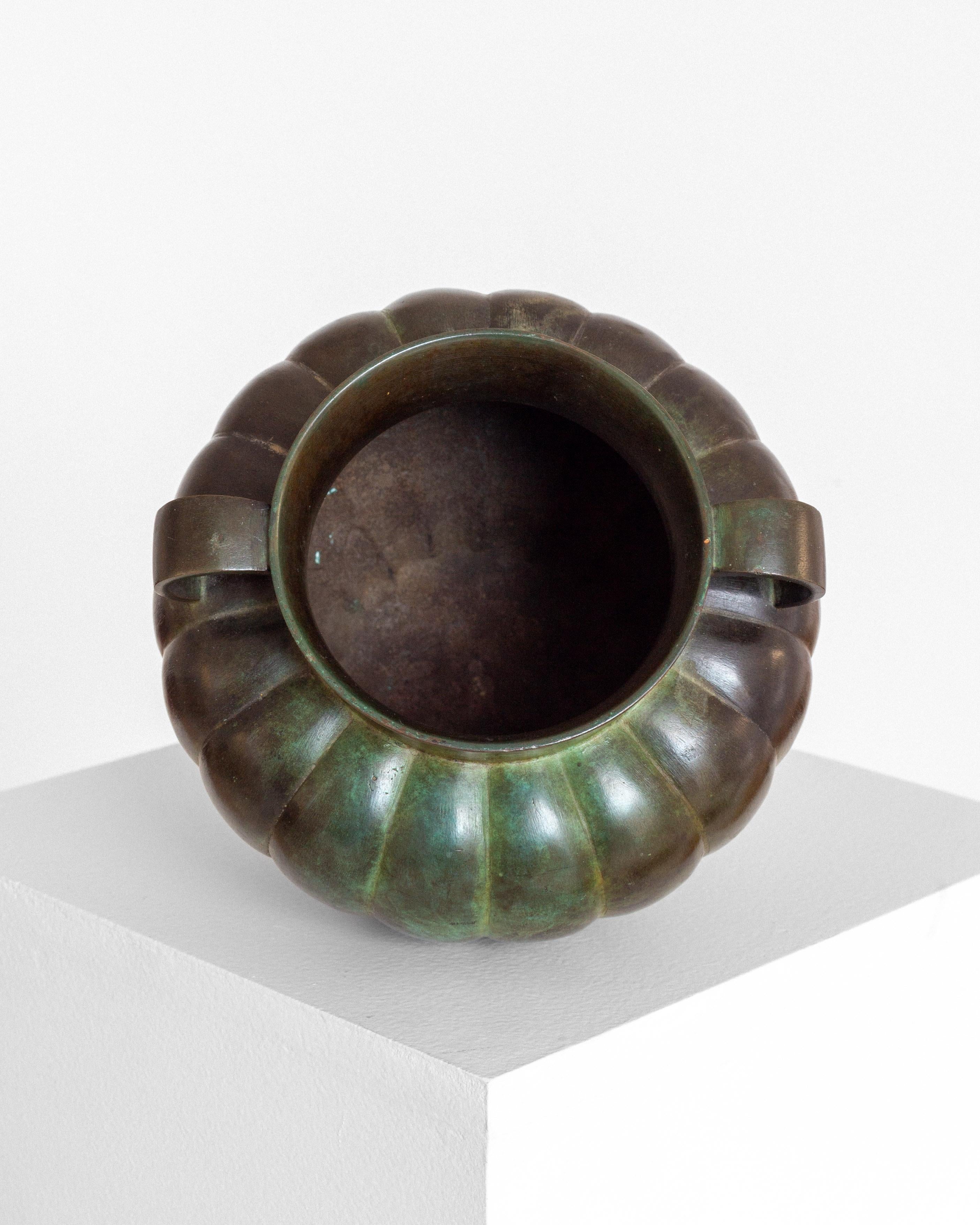 Milieu du XXe siècle Vase Amphora Art Déco en bronze patiné par GAB, époque suédoise, années 1930 en vente