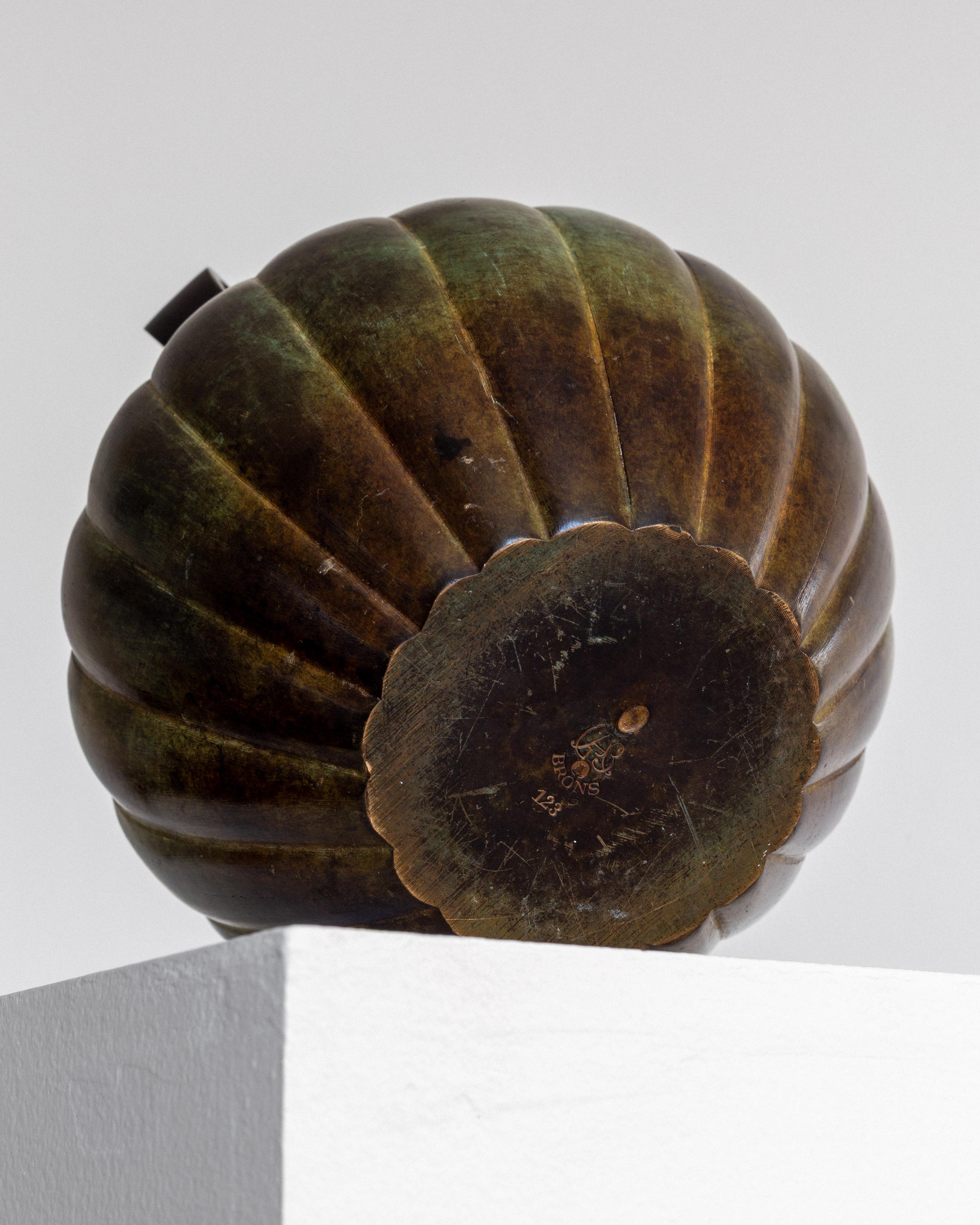 Bronze Vase Amphora Art Déco en bronze patiné par GAB, époque suédoise, années 1930 en vente