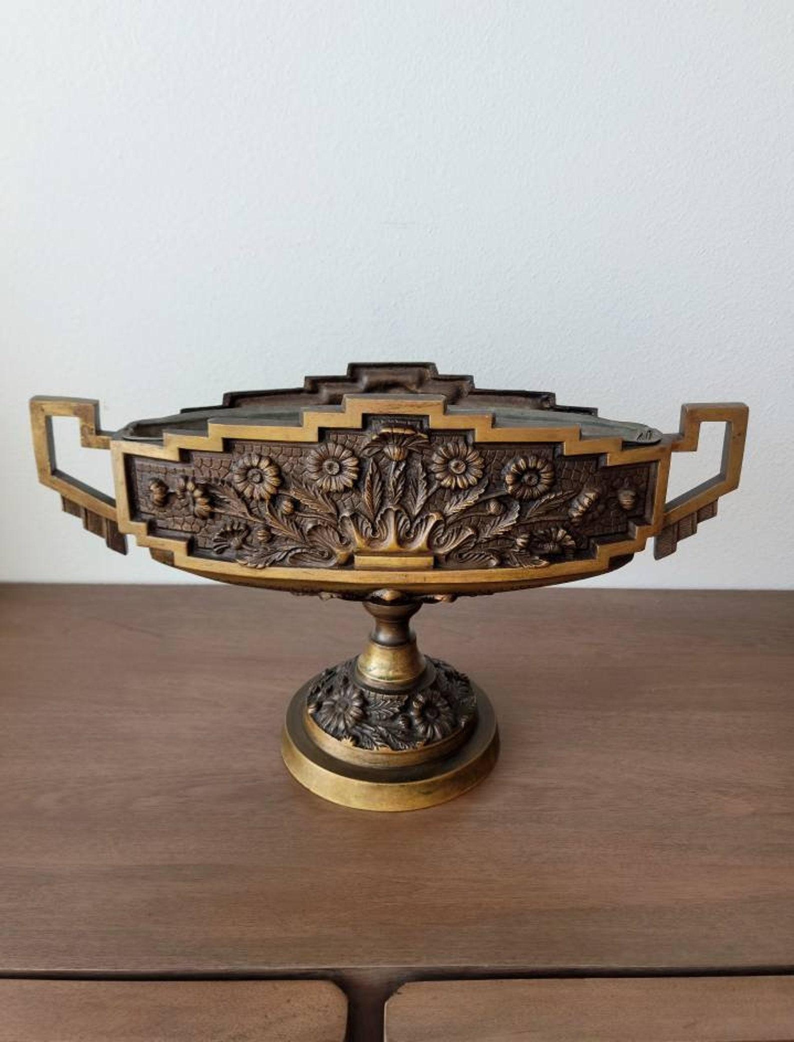 An excellent quality sculptural Art Deco patinated bronze jardinière (can be used a variety of different ways, including as an indoor planter box / centerpiece / tazza /center bowl / candy dish).

Dating to the early 20th century, fitted with a