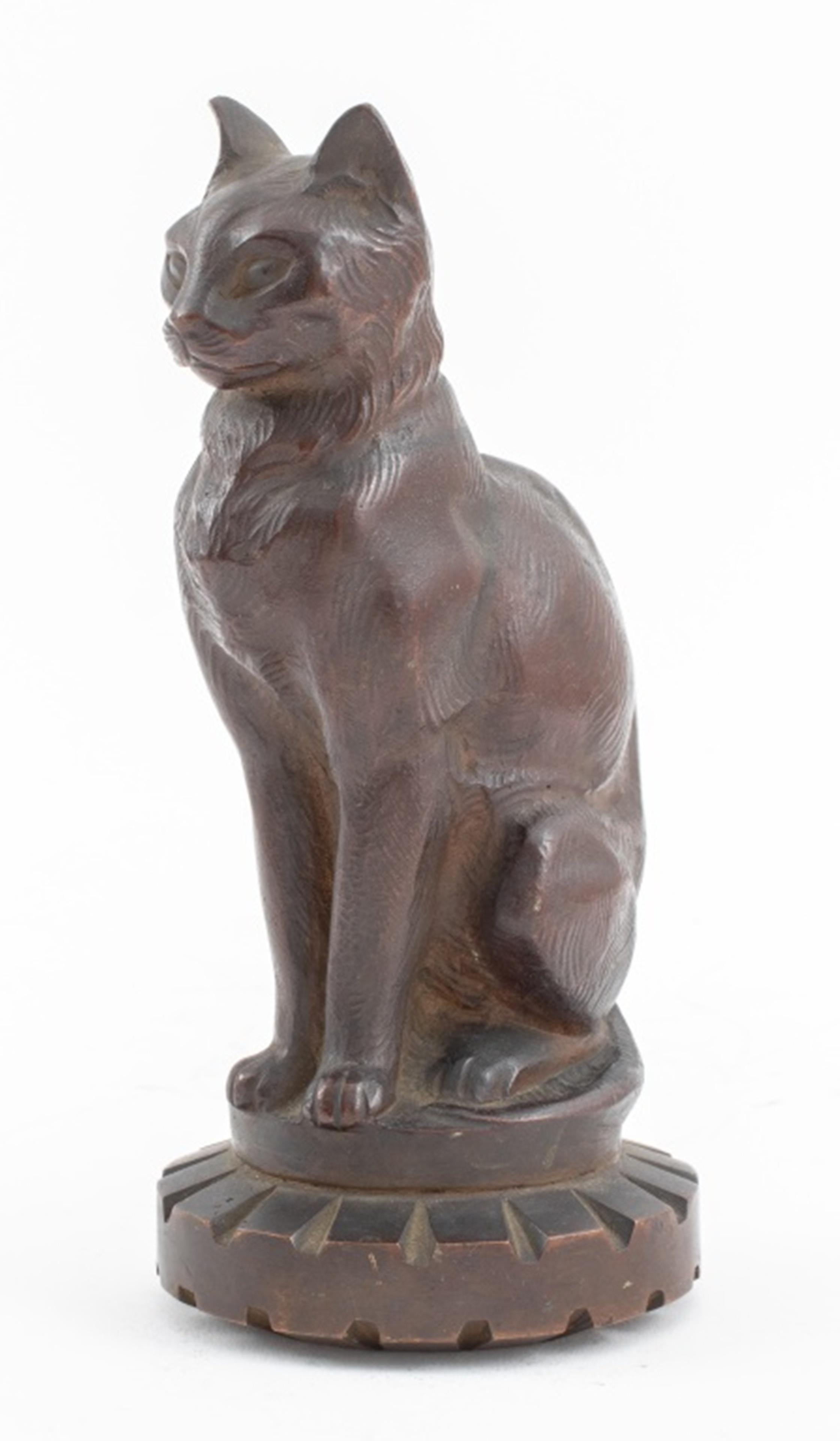 Art Deco patinated heavy bronze statue sculpture depicting a seated feline on a gear-form round base, apparently unsigned, in the manner of Rembrandt Bugatti (Italian, 1884-1916). 7