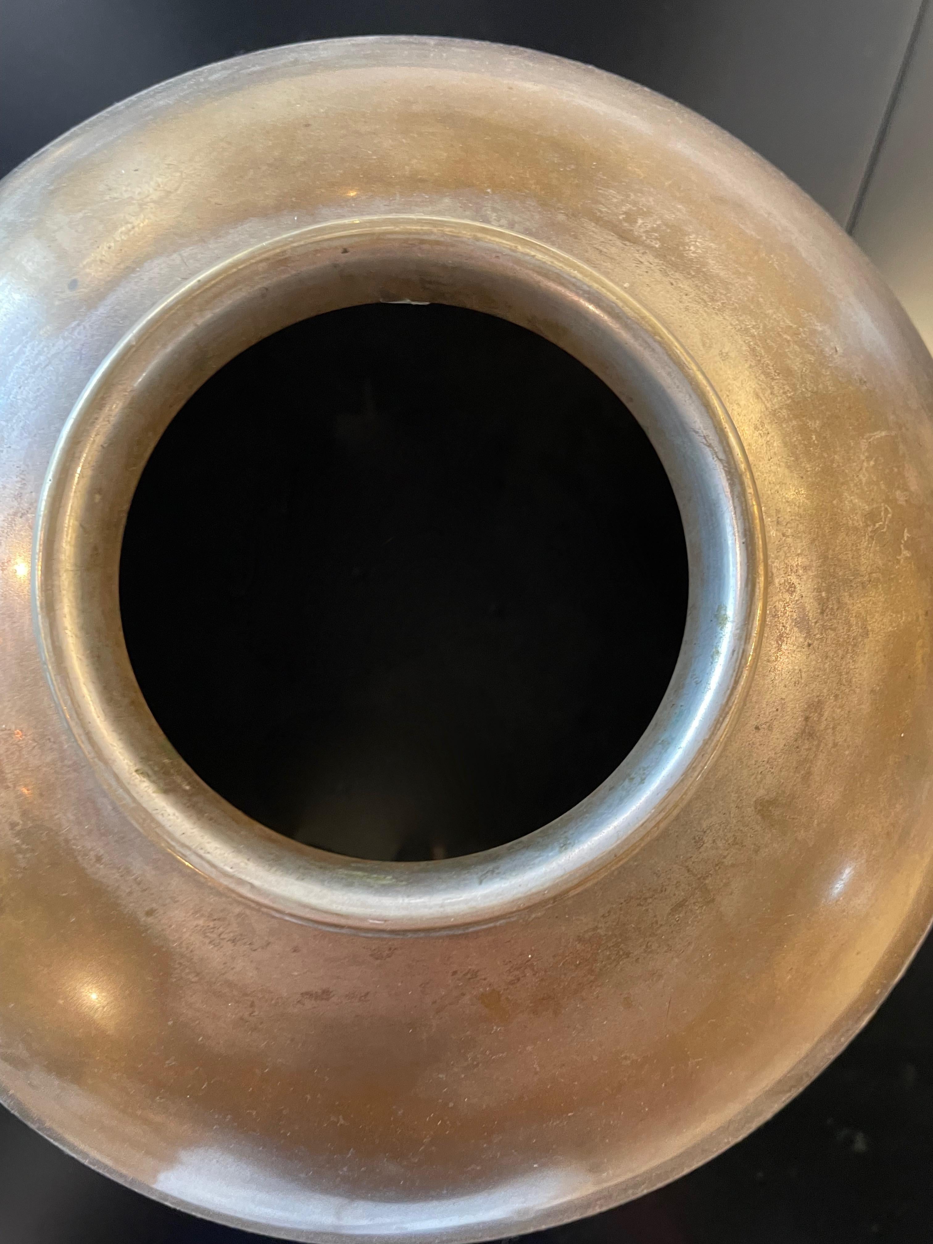 Vaso in rame con ciotola in stile Art Deco con una bella patina di invecchiamento.
Attribuito alla Maison Desny-France.
Circa 1930.