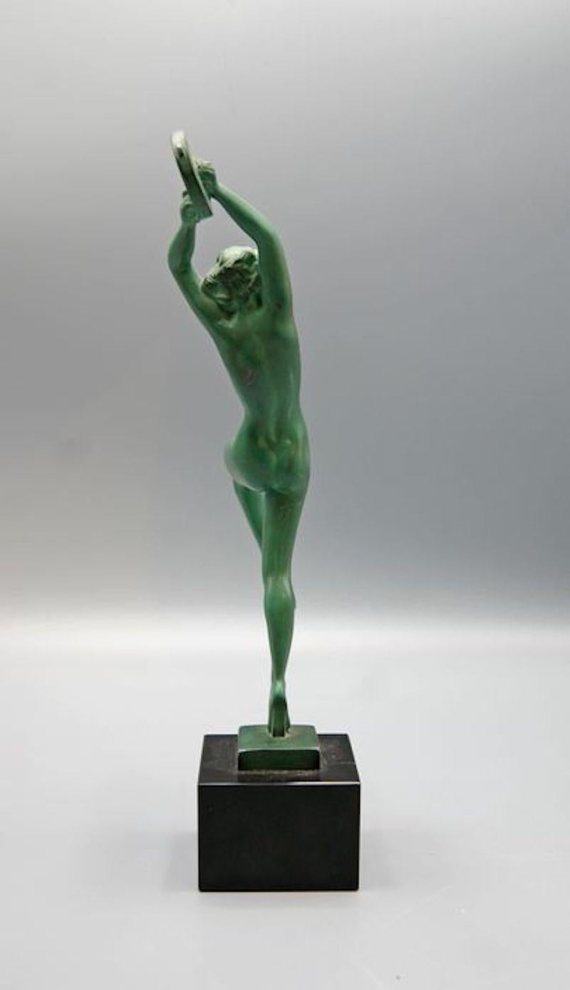 Sculpture de danseuse en métal patiné Art Déco sur socle en marbre noir par Raymonde Guerbe 4