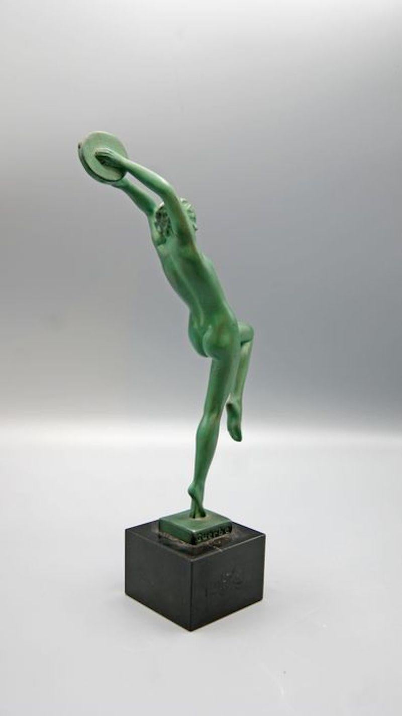 Sculpture de danseuse en métal patiné Art Déco sur socle en marbre noir par Raymonde Guerbe 1