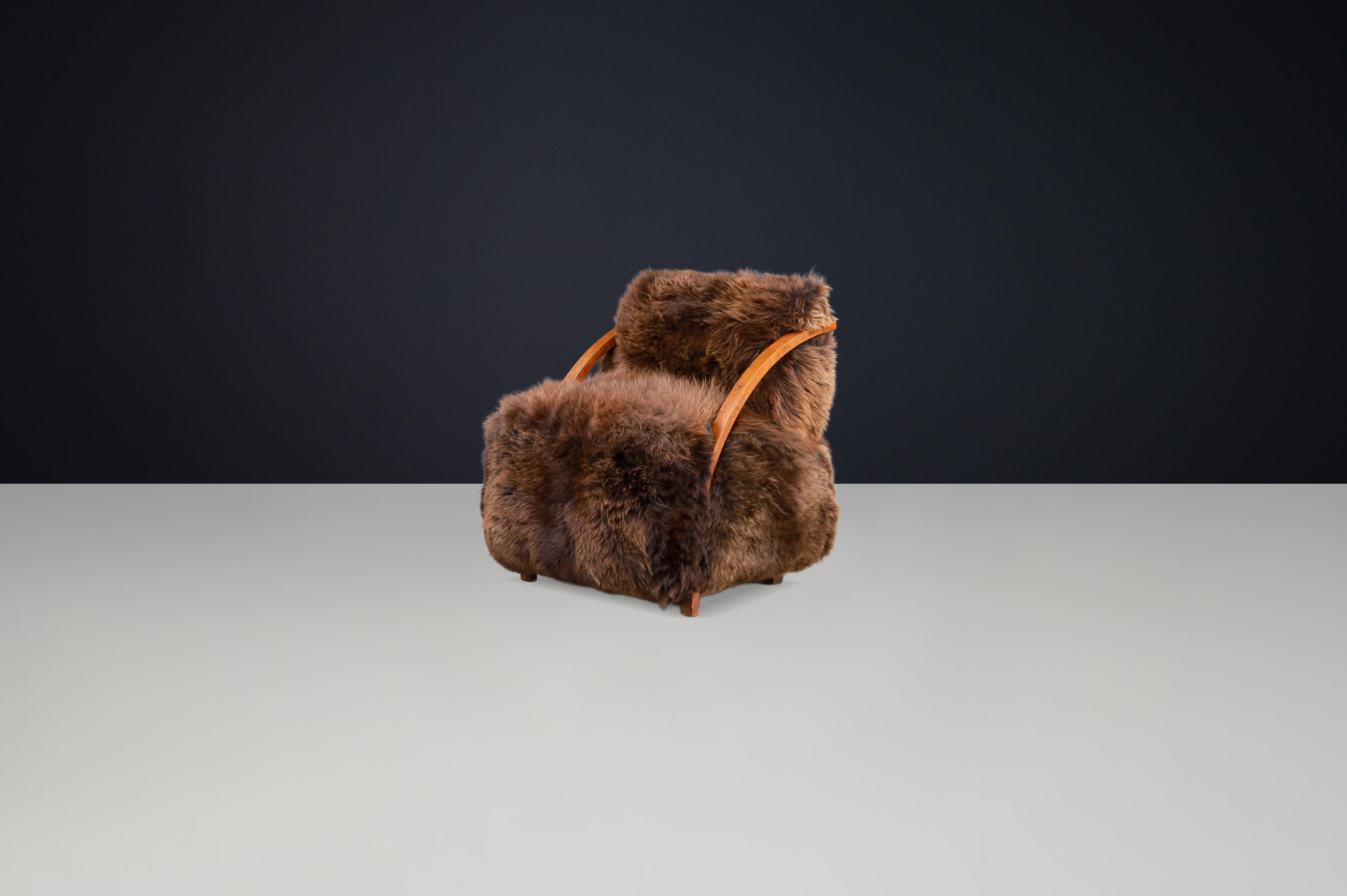Silla de salón Art Decó de nogal patinado, años 20, con piel de oveja 100% natural en venta 2