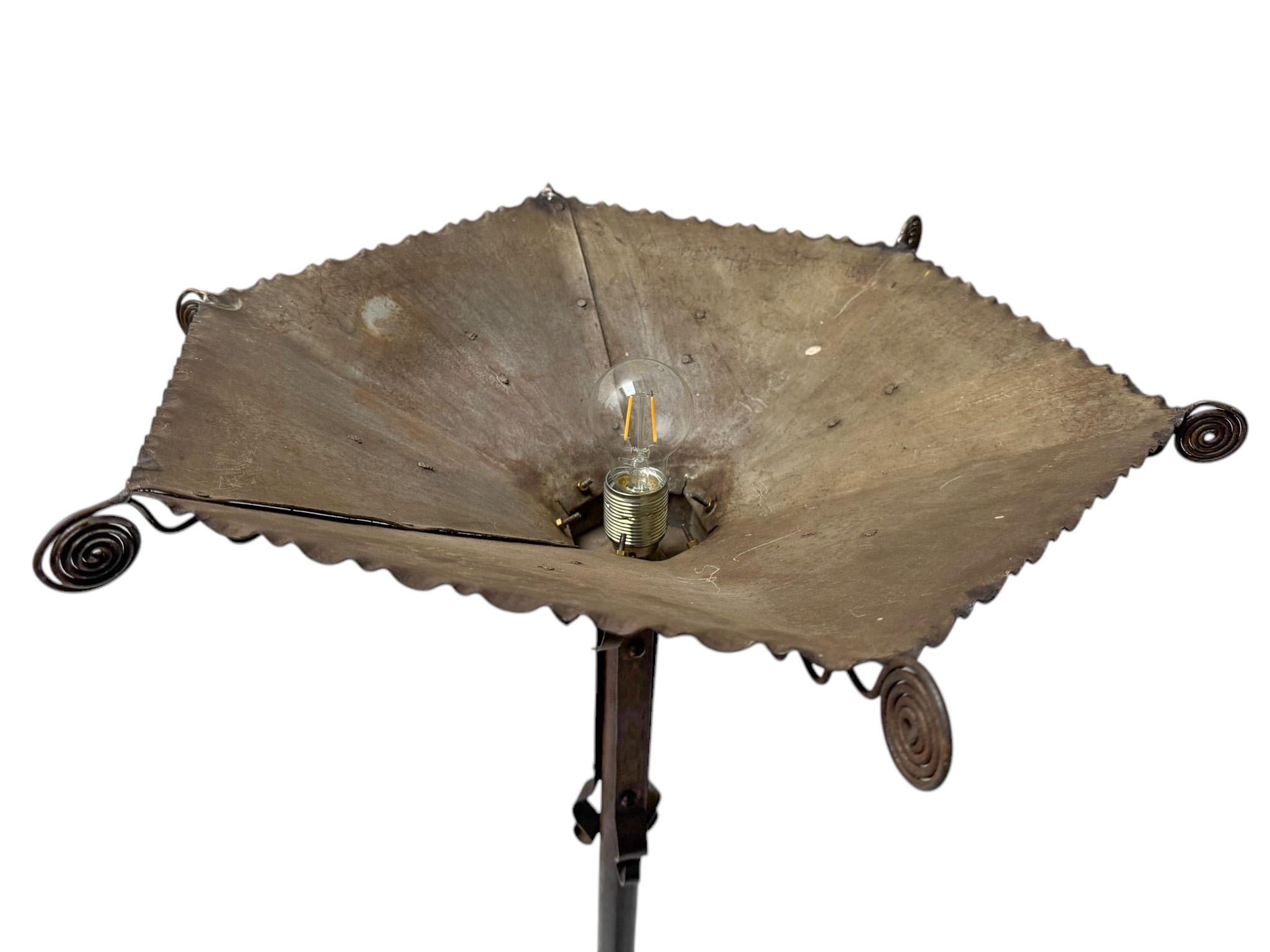 Stehlampe aus patiniertem Schmiedeeisen im Art déco-Stil, 1930er Jahre im Angebot 4