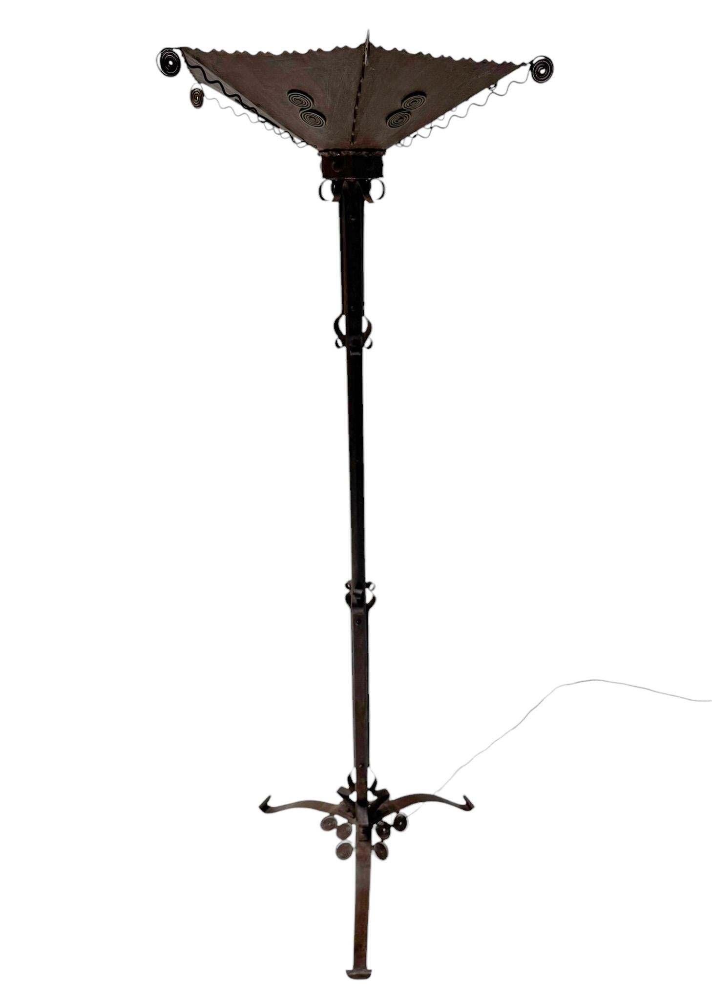Magnífica y rara lámpara de pie Art Decó.Llamativo diseño francés de los años 30.Base de hierro forjado patinado con pantalla original de hierro forjado patinado con elementos decorativos.Recableada con un casquillo para bombilla E-27.Esta
