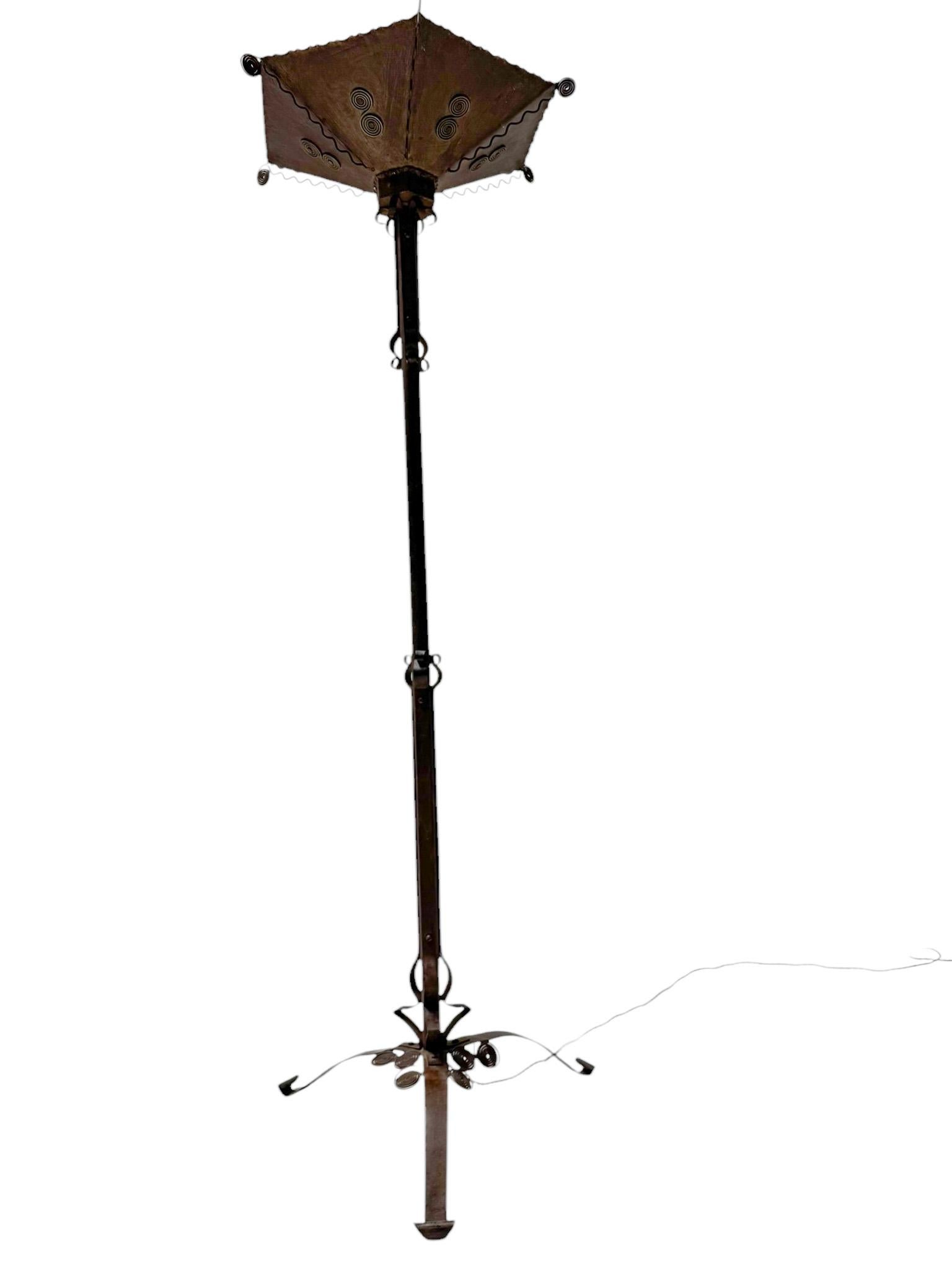 Prächtige und seltene Art Deco Stehlampe.Auffälliges französisches Design aus den 1930er Jahren.Patinierter Schmiedeeisenfuß mit originalem patiniertem Schmiedeeisenschirm mit dekorativen Elementen.Neu verkabelt mit einer Fassung für E-27