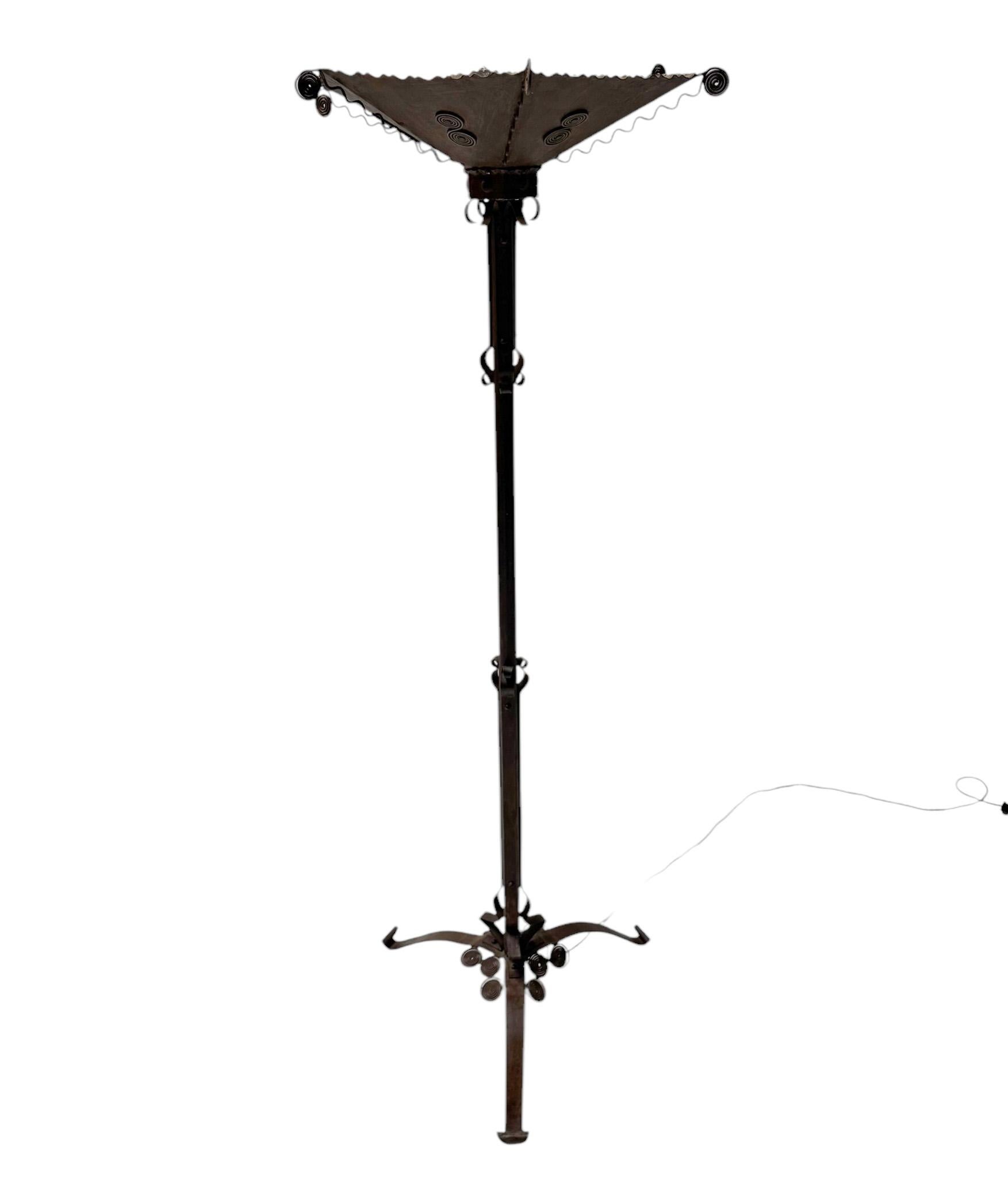Stehlampe aus patiniertem Schmiedeeisen im Art déco-Stil, 1930er Jahre (Französisch) im Angebot