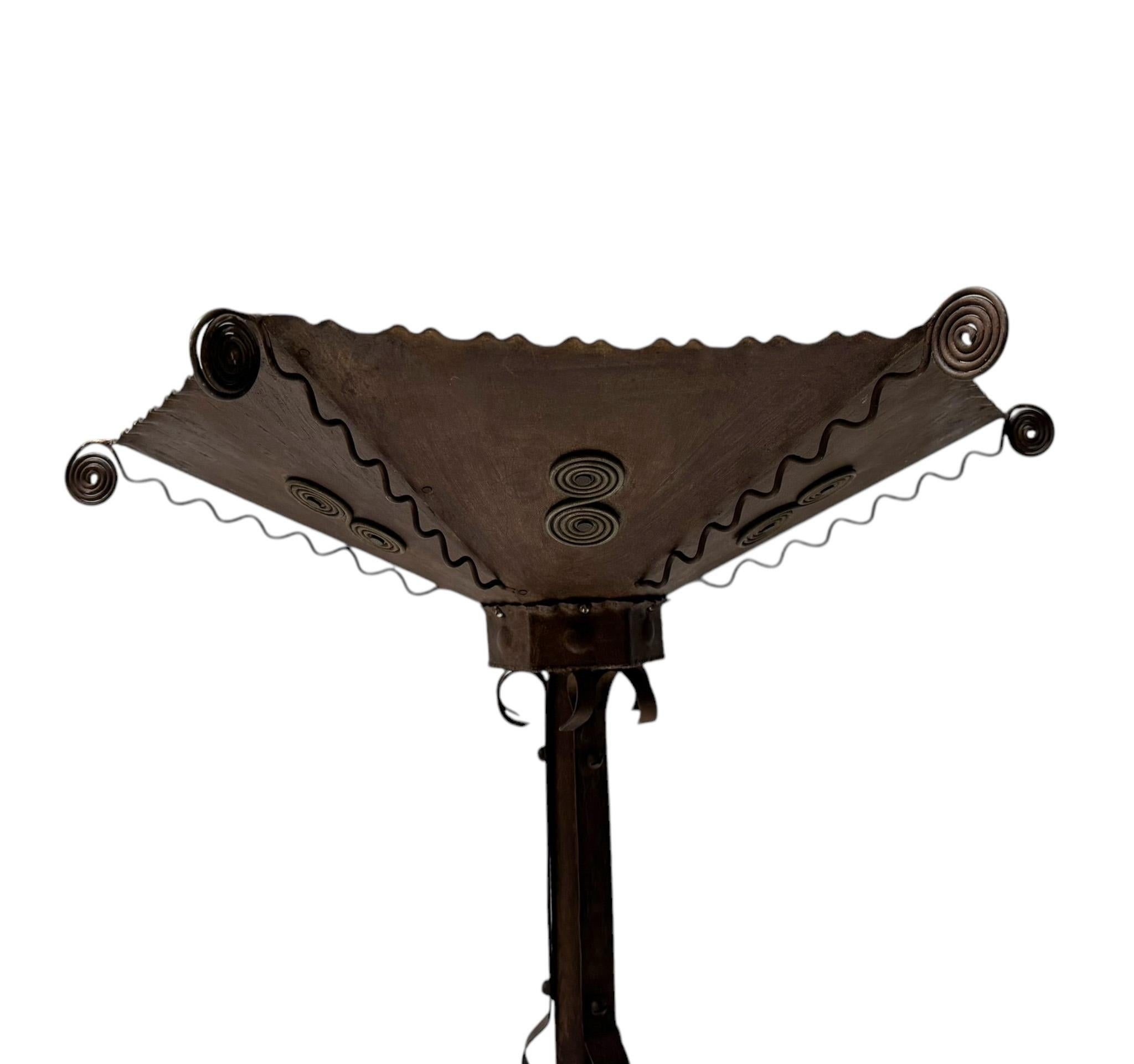 Stehlampe aus patiniertem Schmiedeeisen im Art déco-Stil, 1930er Jahre (Patiniert) im Angebot