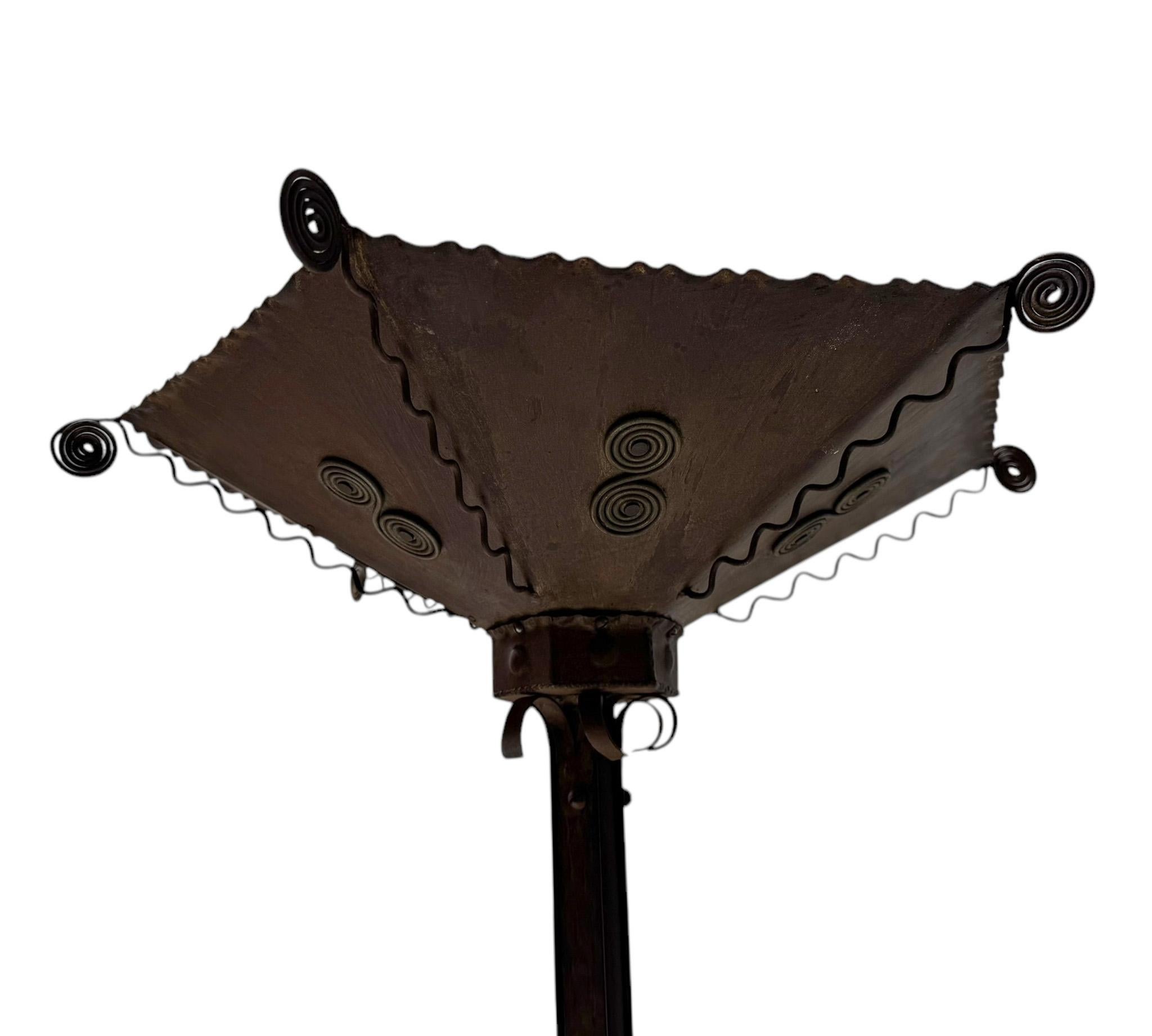 Stehlampe aus patiniertem Schmiedeeisen im Art déco-Stil, 1930er Jahre im Zustand „Gut“ im Angebot in Amsterdam, NL