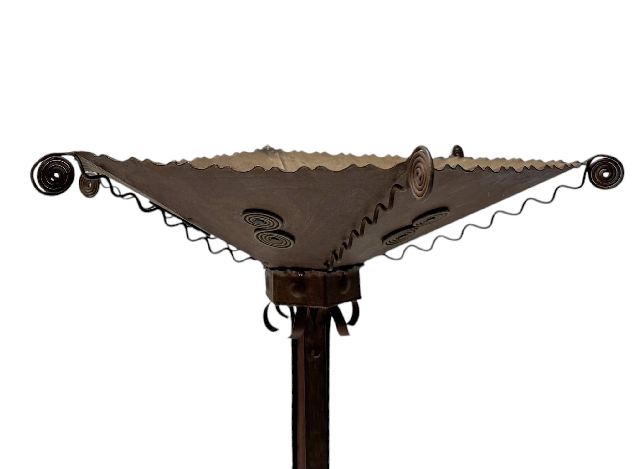 Stehlampe aus patiniertem Schmiedeeisen im Art déco-Stil, 1930er Jahre (Mitte des 20. Jahrhunderts) im Angebot