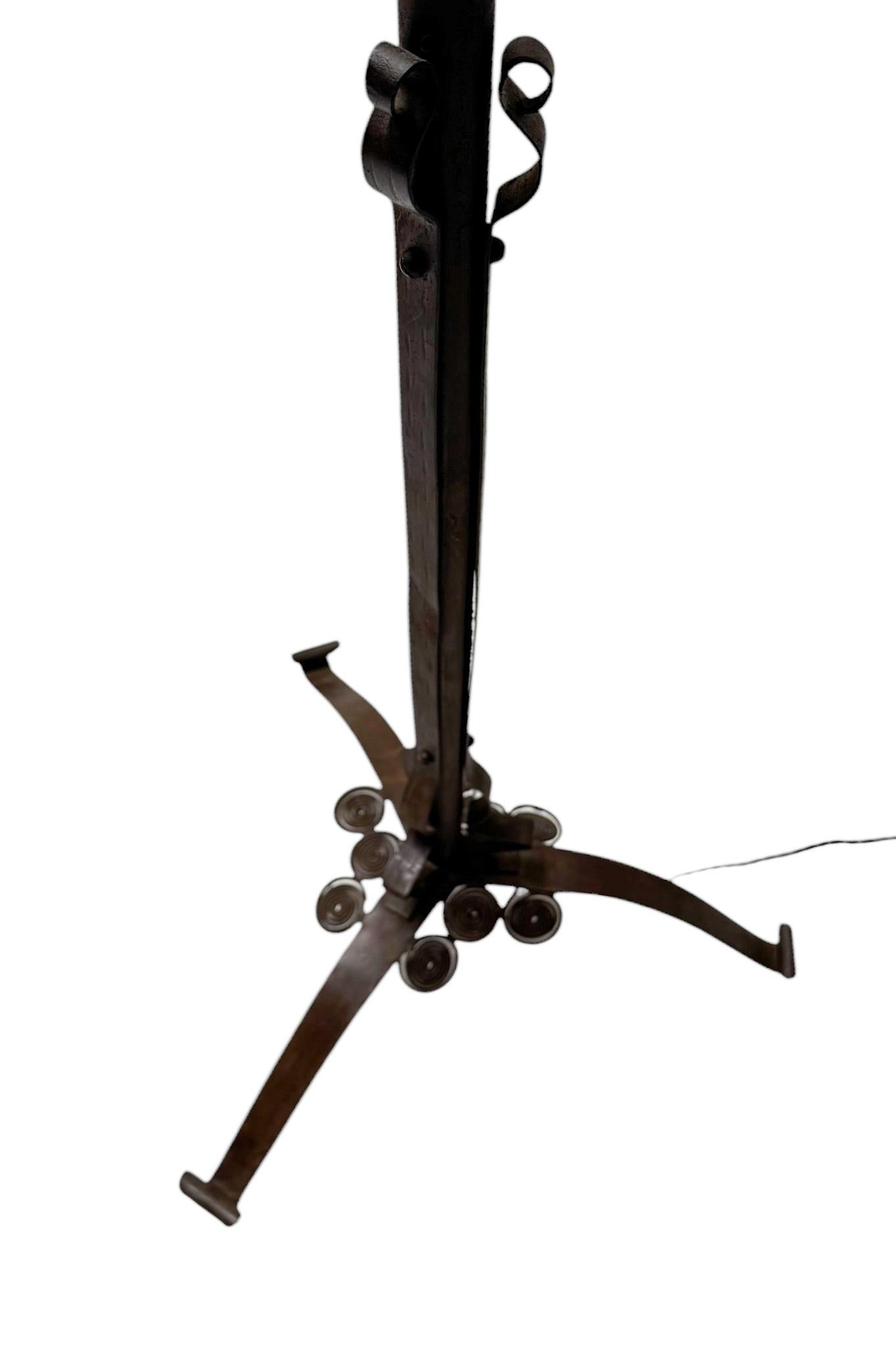 Stehlampe aus patiniertem Schmiedeeisen im Art déco-Stil, 1930er Jahre im Angebot 1