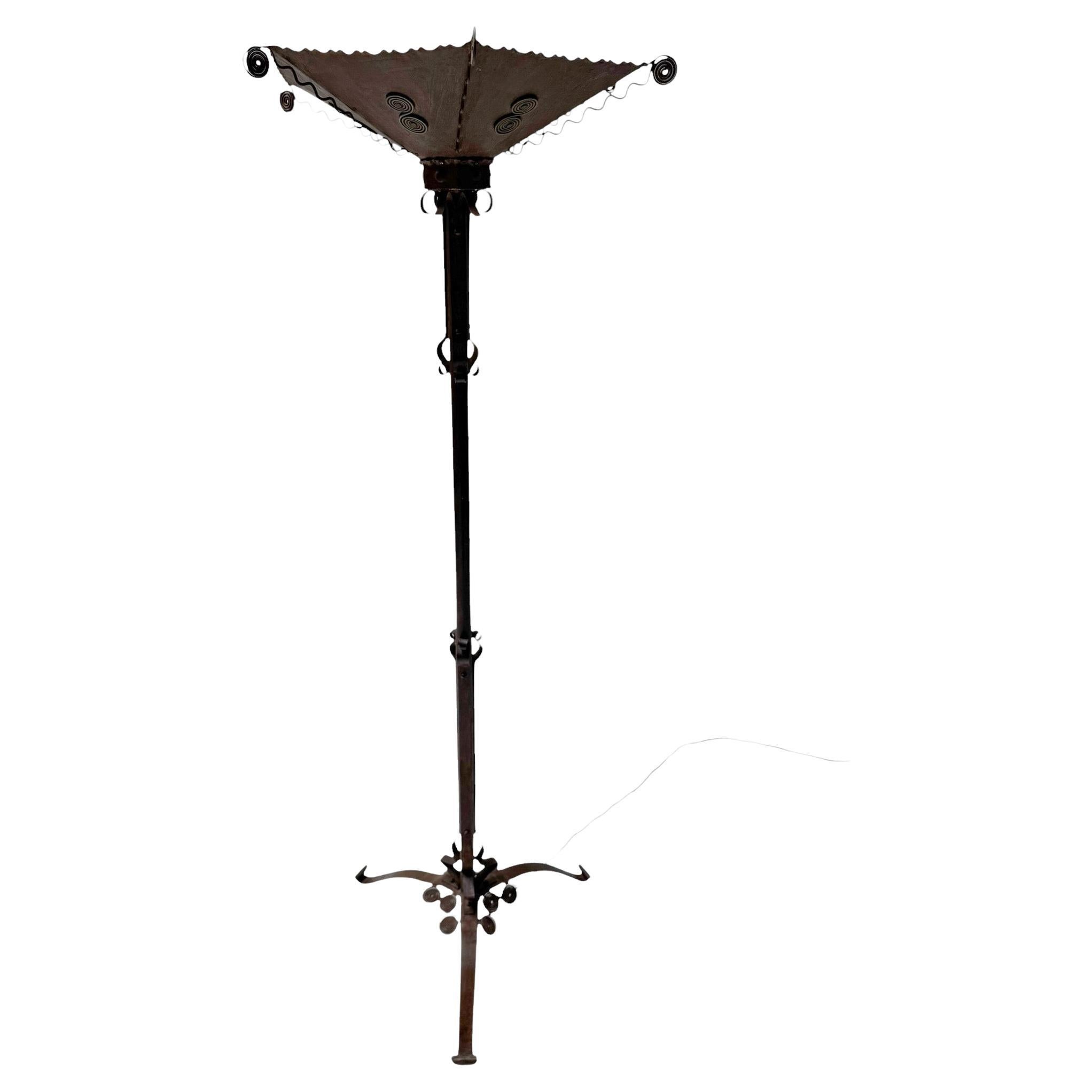 Stehlampe aus patiniertem Schmiedeeisen im Art déco-Stil, 1930er Jahre im Angebot