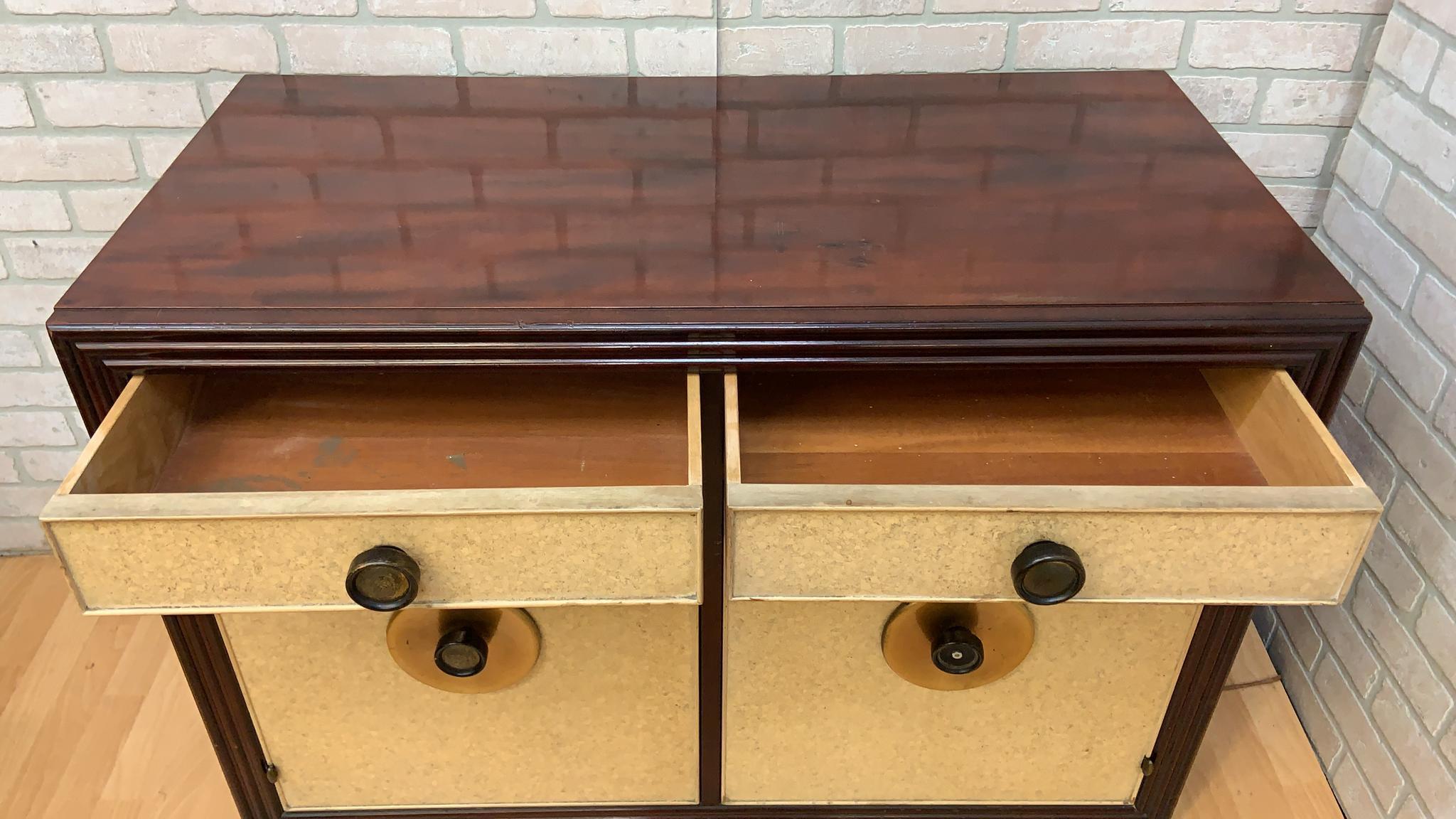 20ième siècle Buffet Art Déco Paul Frankl pour Johnson Furniture en acajou et liège en vente