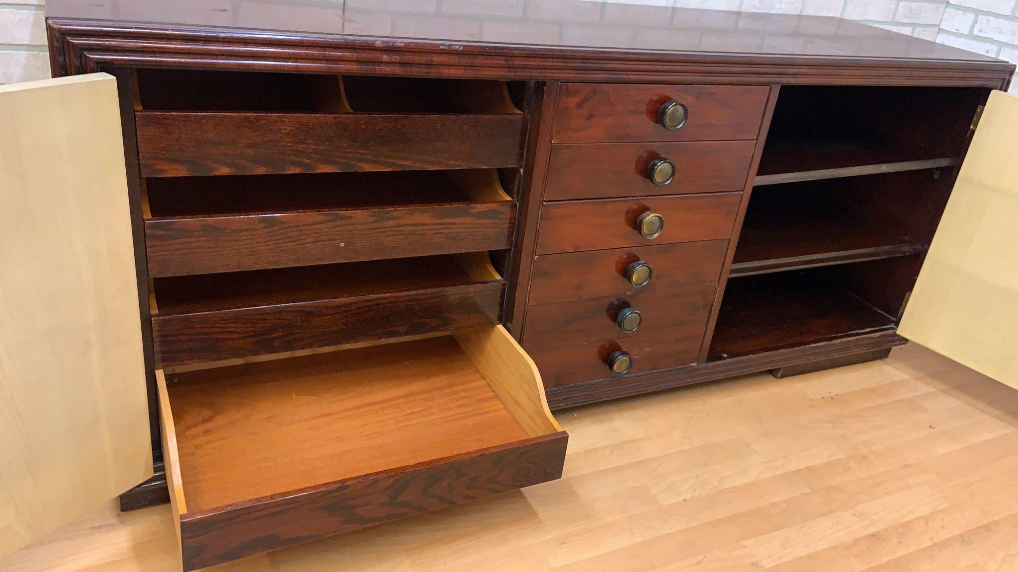 Art Decó Paul Frankl para Johnson Furniture Aparador de caoba y corcho Hecho a mano en venta