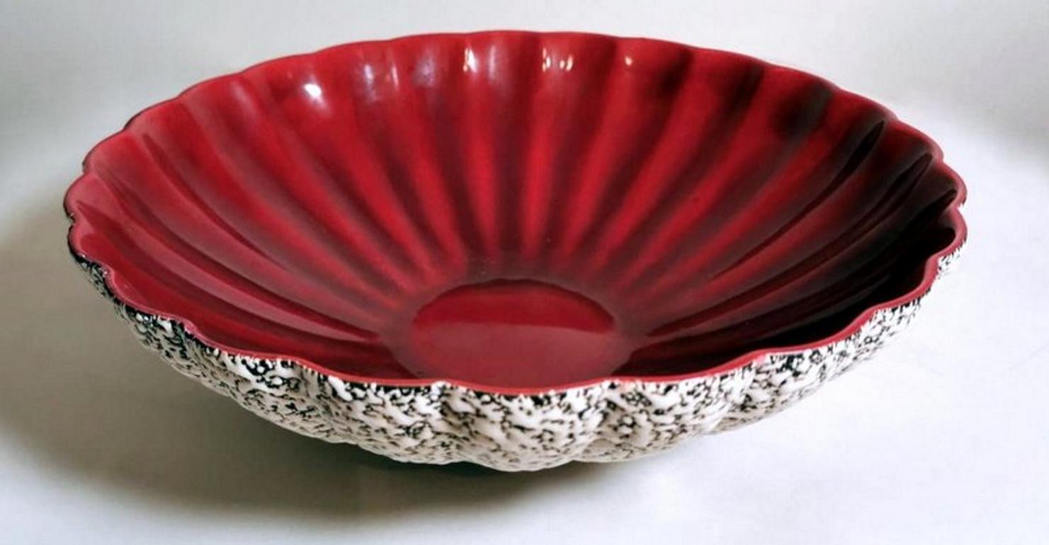 We kindly suggest you read the whole description, because with it we try to give you detailed technical and historical information to guarantee the authenticity of our objects.
Particular and interesting ceramic bowl, the raw piece was first modeled
