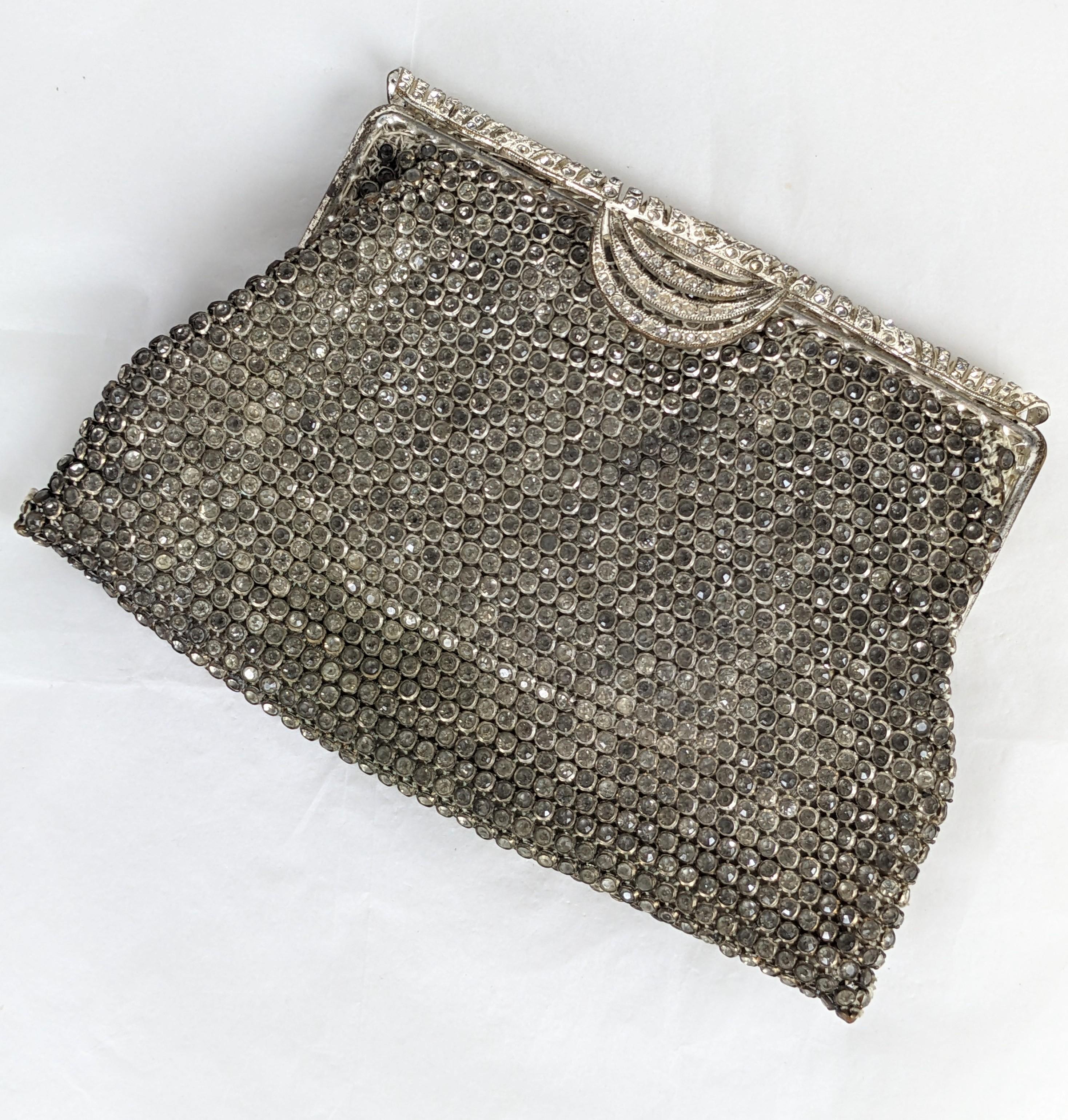 Bolso Art Decó de cristal pavé con un elaborado marco de cristal pavé. Los cristales se engastan en mallas  para formar el cuerpo del clutch, forrado de satén. Francia, años 30. 