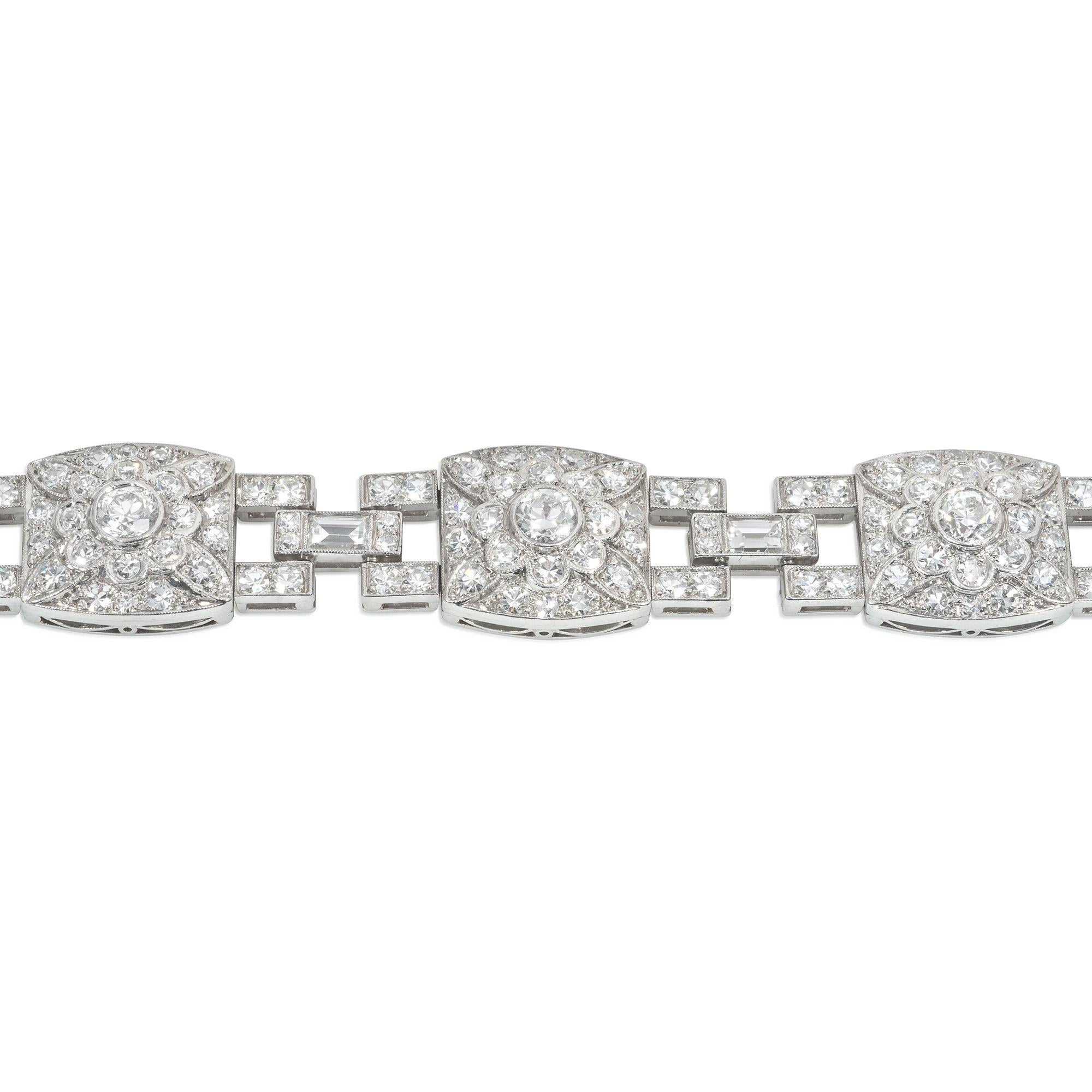 Art Deco Pavé Diamond and Platinum Floral Motif Plaque Link Bracelet In Good Condition For Sale In New York, NY