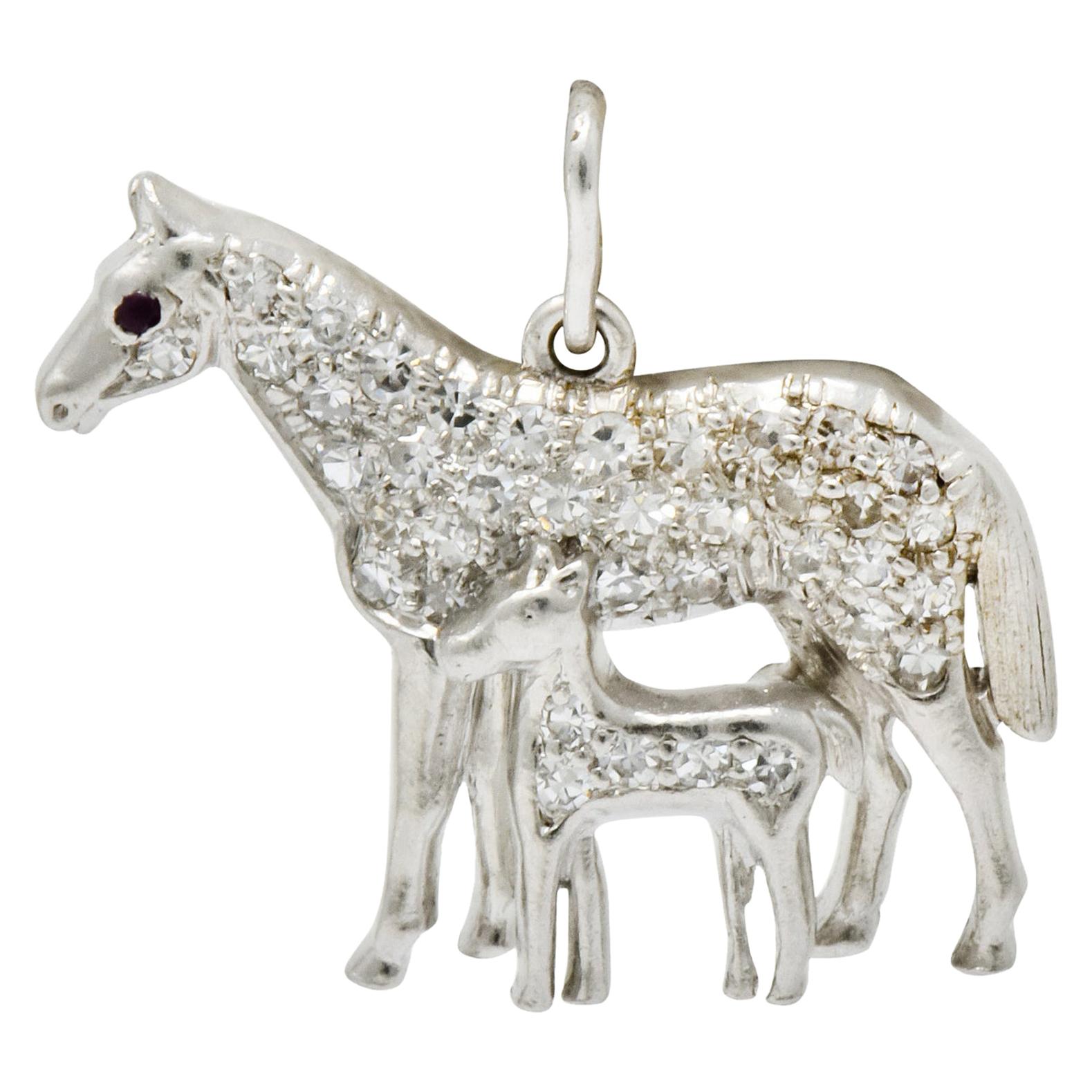 Breloque Art déco en platine pavé de diamants représentant un cheval et un bébé cavalier