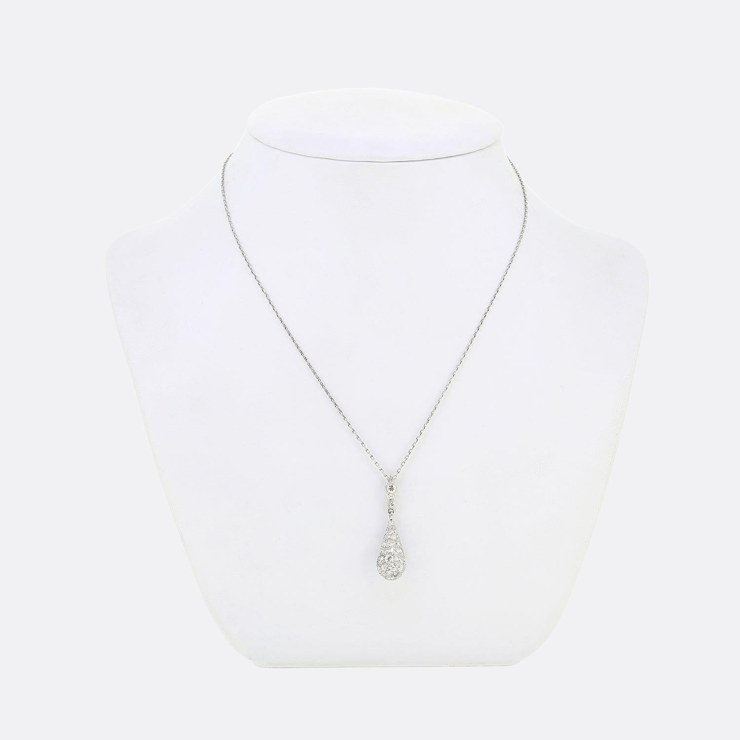 Nous avons ici un pendentif sur chaîne, serti de diamants pavés, parfaitement assemblé. Cette pièce collective en or blanc 18ct a été réalisée à une époque où le style Art déco était à son apogée. Un pendentif en forme d'œuf a été orné d'une vaste