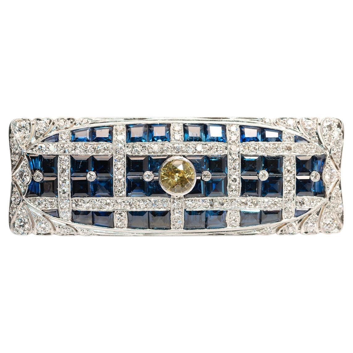 Spilla Art Deco con zaffiro e diamante in platino in vendita