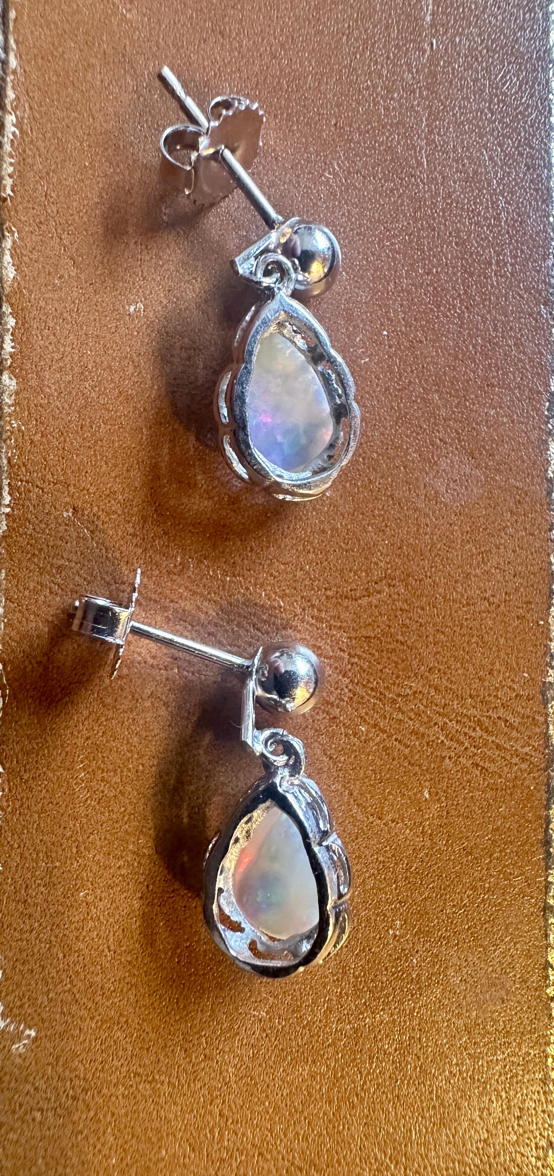 Art Deco Boucles d'oreilles pendantes Opale en forme de poire Or blanc 14 carats Antique en vente 6