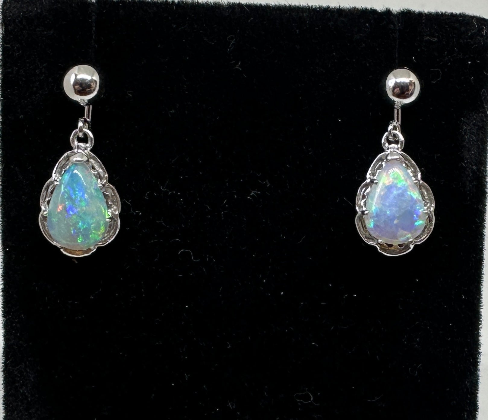 Il s'agit d'une magnifique paire d'Arte Antiques en Opale Art Déco avec de spectaculaires cabochons d'Opale en forme de poire d'une grande beauté dans une monture pendante en or blanc 14 carats. 
Les couleurs de ces opales sont absolument