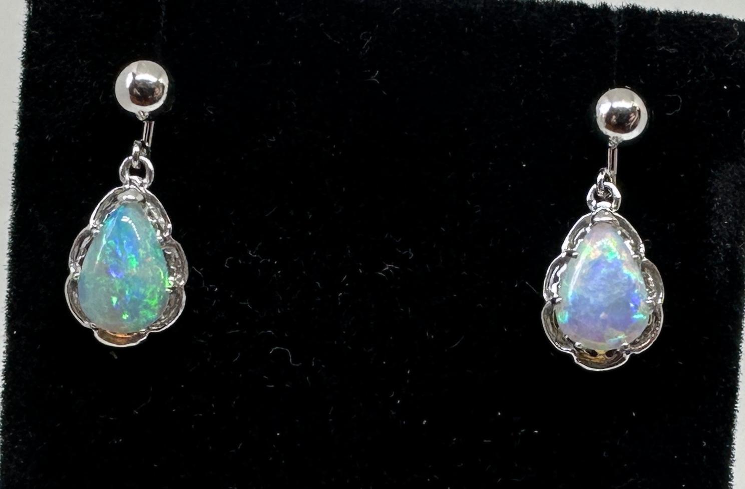 Art déco Art Deco Boucles d'oreilles pendantes Opale en forme de poire Or blanc 14 carats Antique en vente